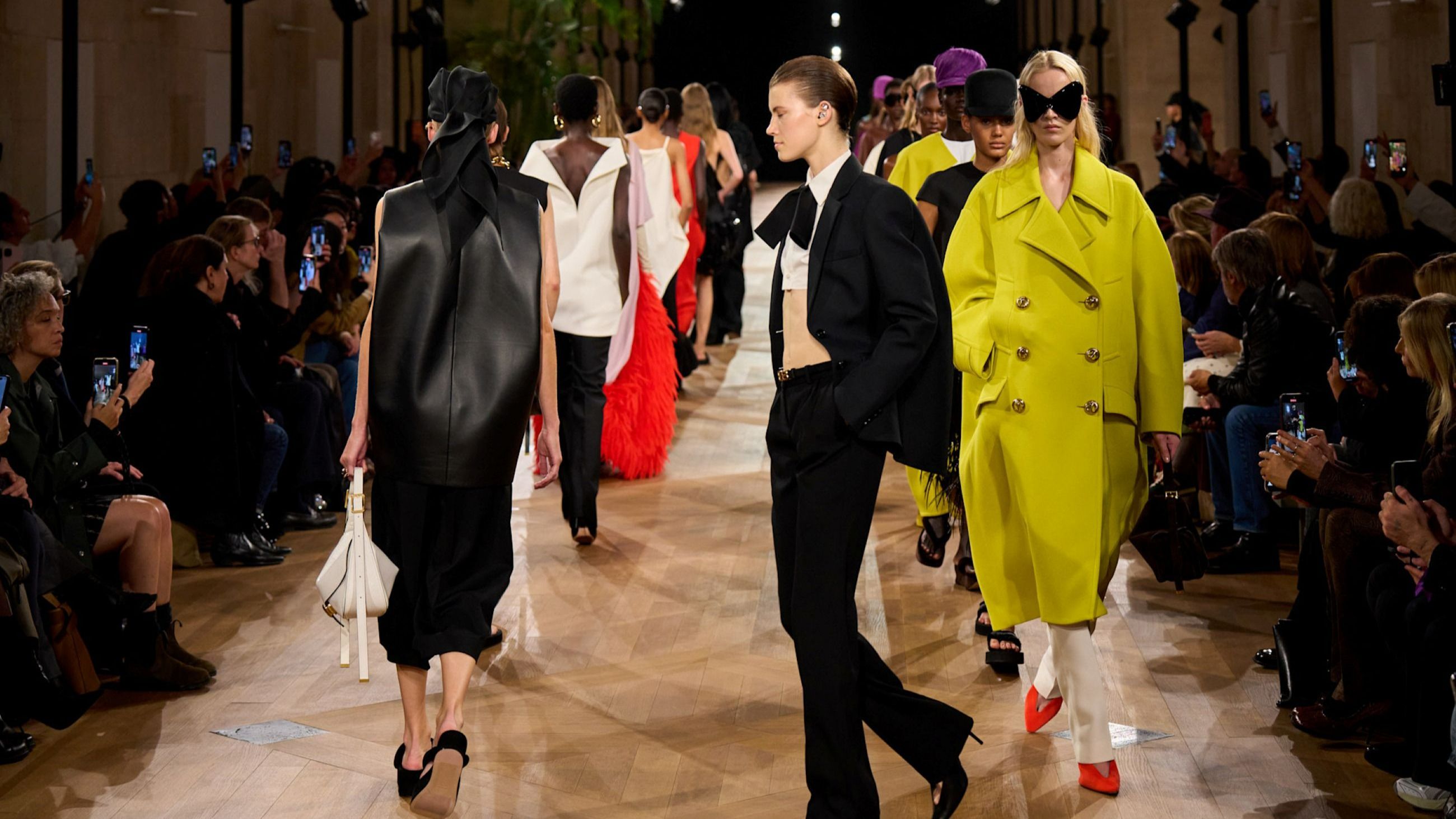 La prima collezione di Pierpaolo Piccioli da Balenciaga mantiene alcuni dei codici stilistici di Demna, ma rispolvera l’heritage elegante di Cristobal Balenciaga - Credits: Launchmetrics.com/Spotlight