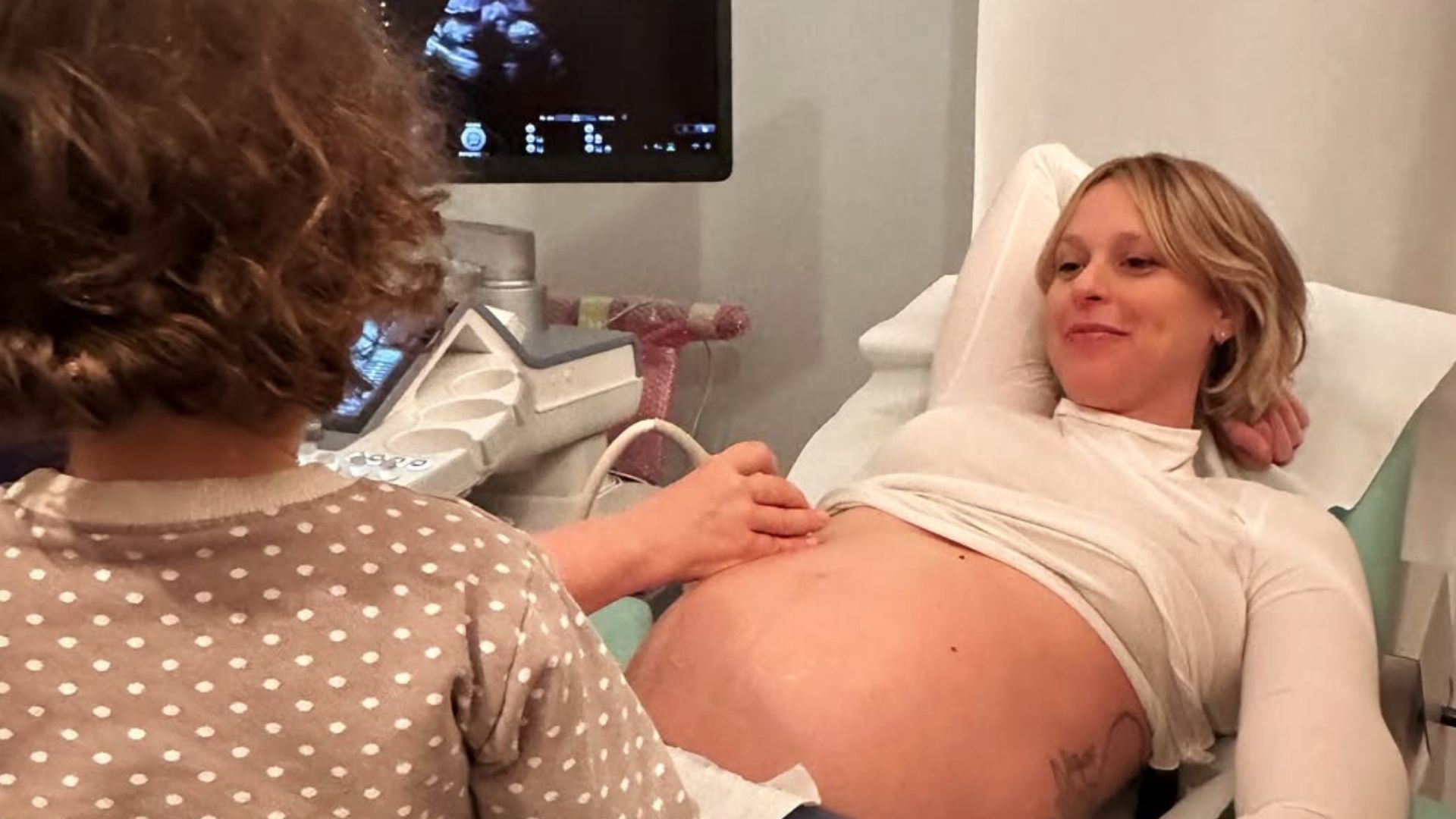 Federica Pellegrini fa l'ecografia con la figlia Matilde | Instagram: @kikkafede88