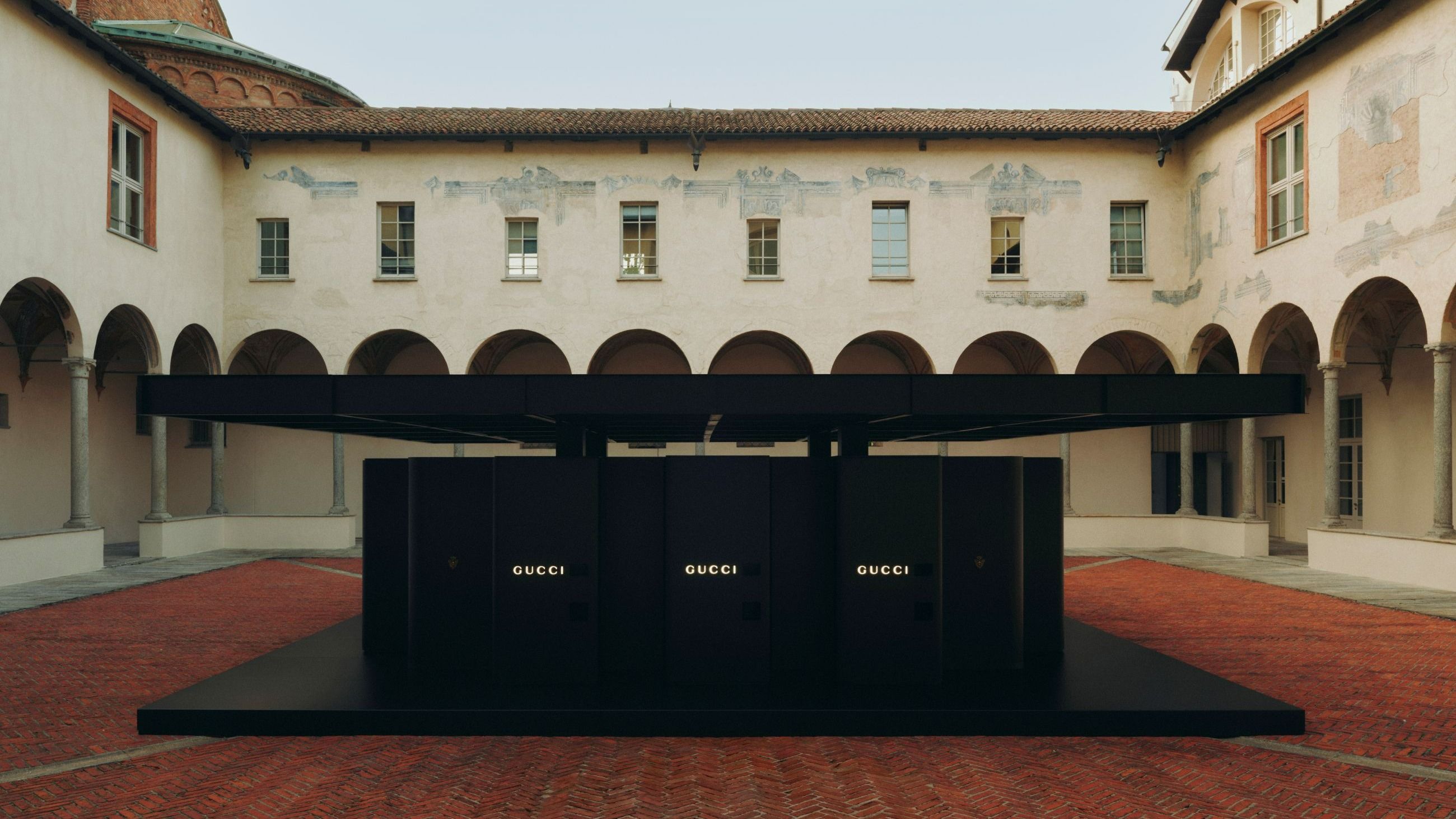 Installazione con distributori automatici da Gucci Memoria - Courtesy Press Office