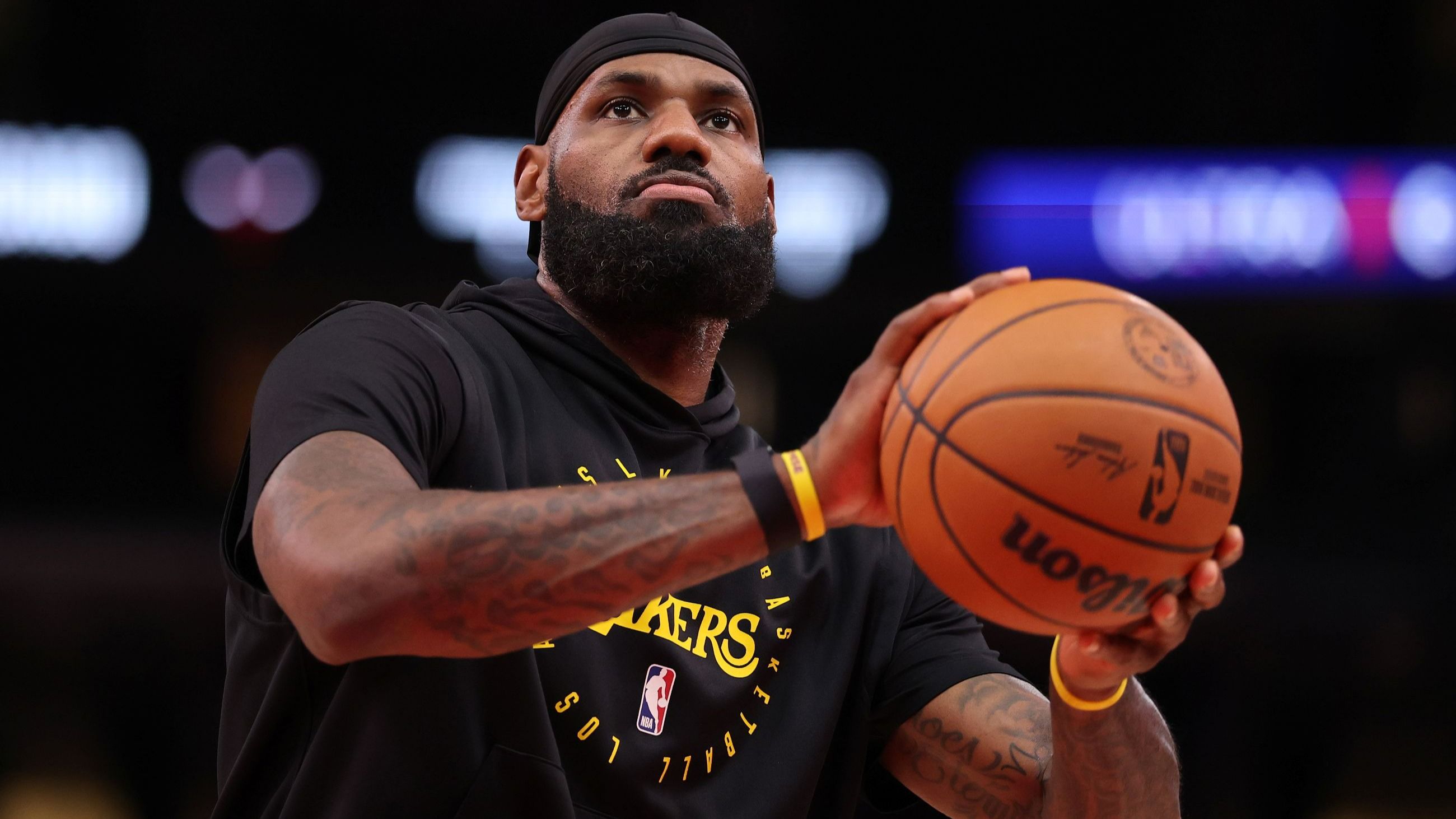 LeBron James, numero 23 dei Los Angeles Lakers, si riscalda prima della partita contro i Chicago Bulls allo United Center il 27 marzo 2025 a Chicago, Illinois - Credits: Getty Images