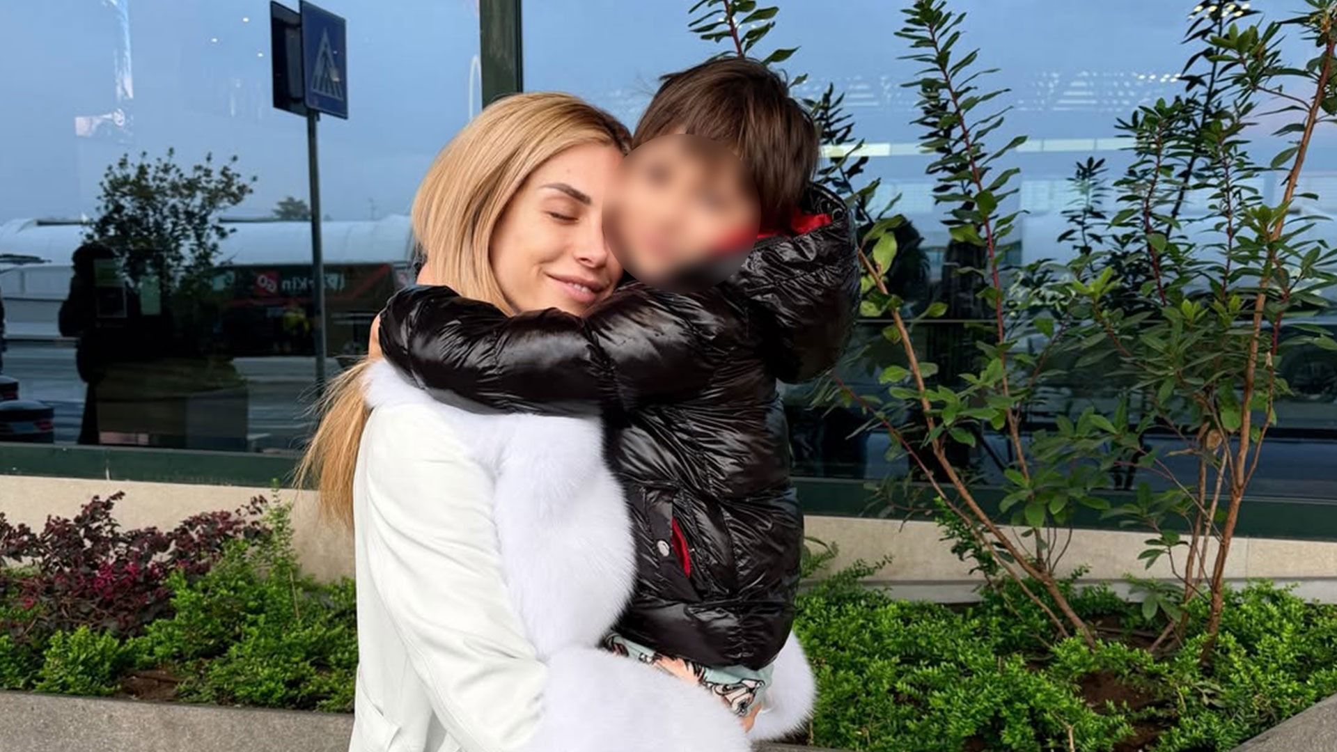 Paola Caruso abbraccia suo figlio | Instagram: @paolacarusoofficial