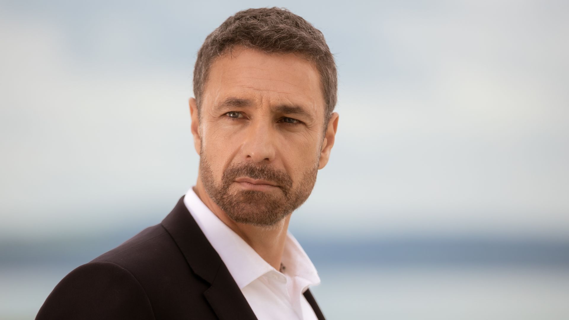 Raoul Bova (Giulio Borghi) in una scena di Buongiorno, mamma! 3