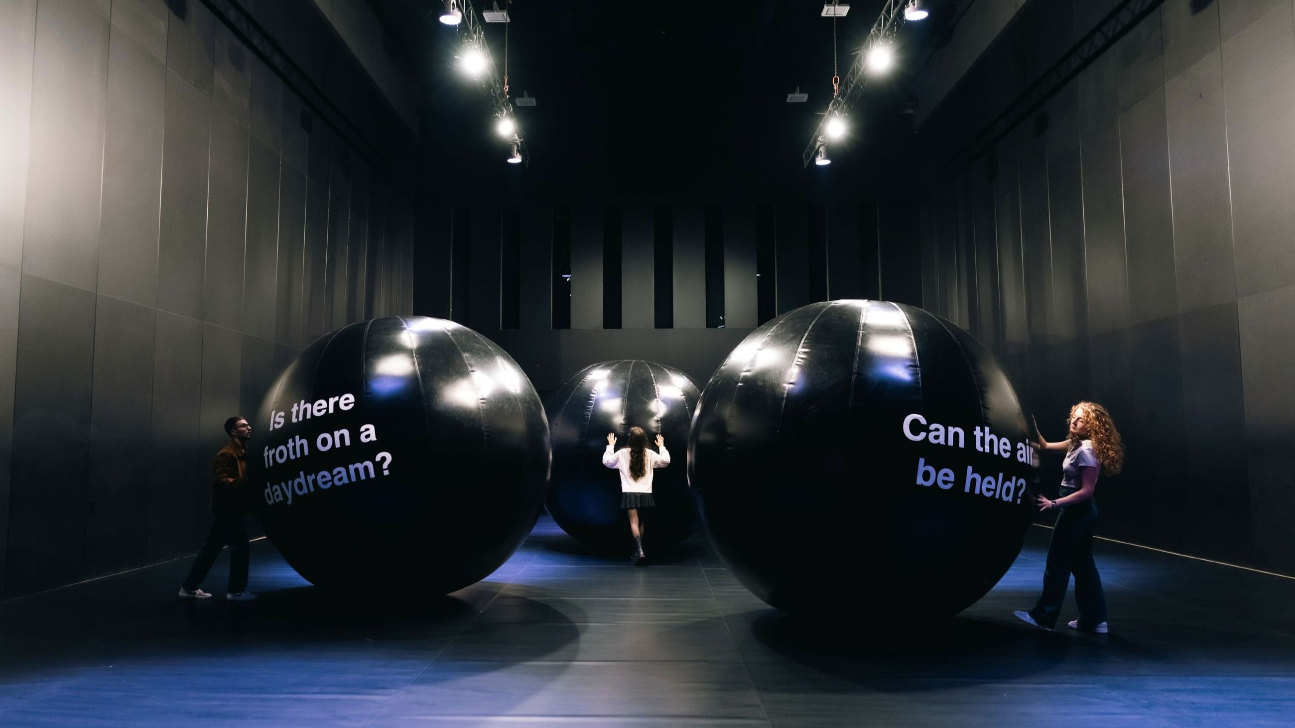 Ryan Gander, Imagining Things Outside Your Field of Vision: sfere giganti con domande provocatorie trasformano il gioco in riflessione critica - Credits: Balloon Museum