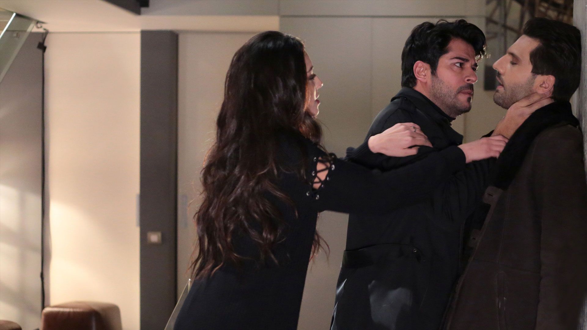 Melissa Aslı Pamuk (Asu Alacahan), Burak Özçivit (Kemal Soydere) e Kaan Urgancıoğlu (Emir Kozcuoğlu) in una scena di Endless Love