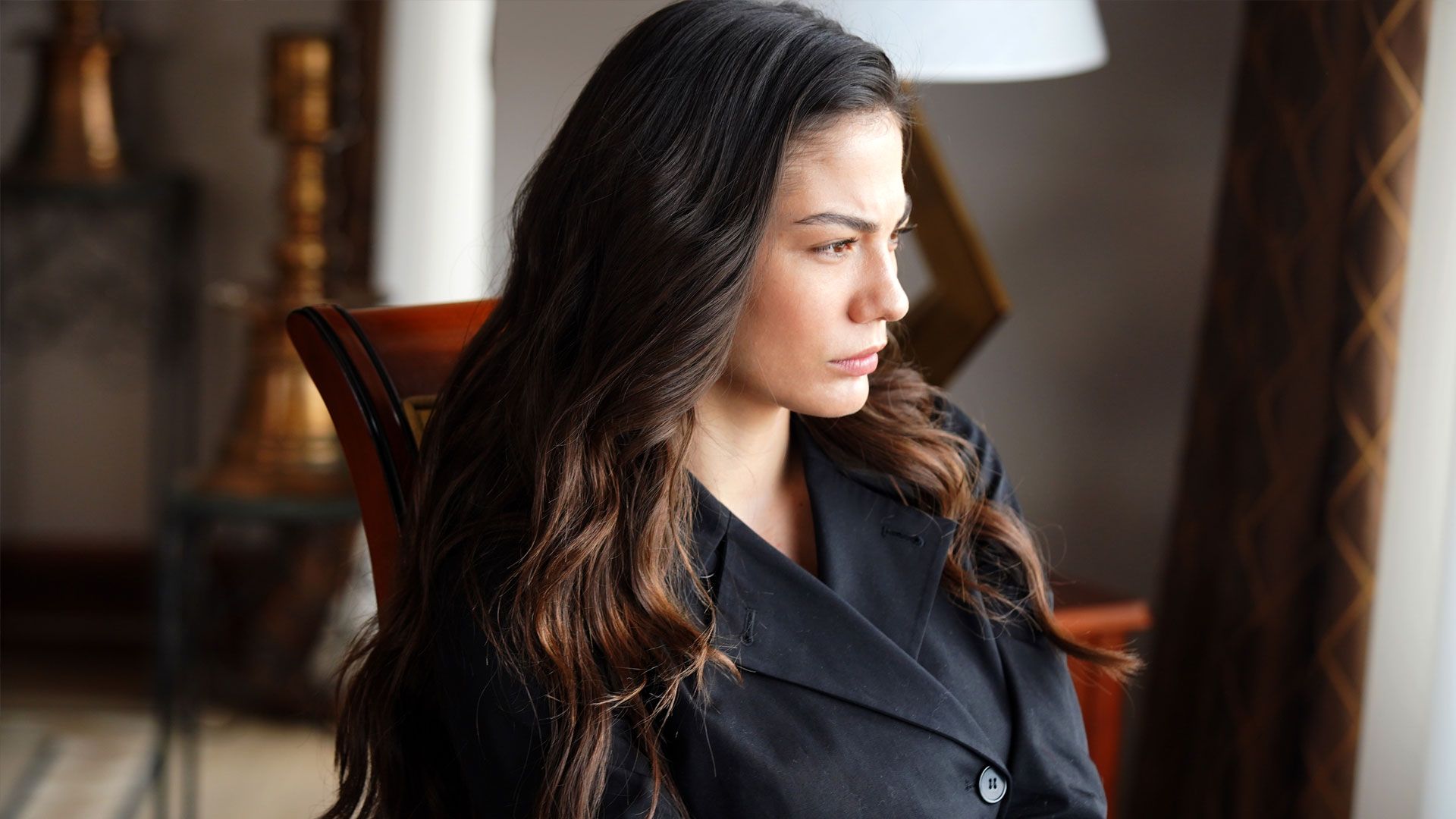 Demet Özdemir (Zeynep) in una scena di My home my destiny 2