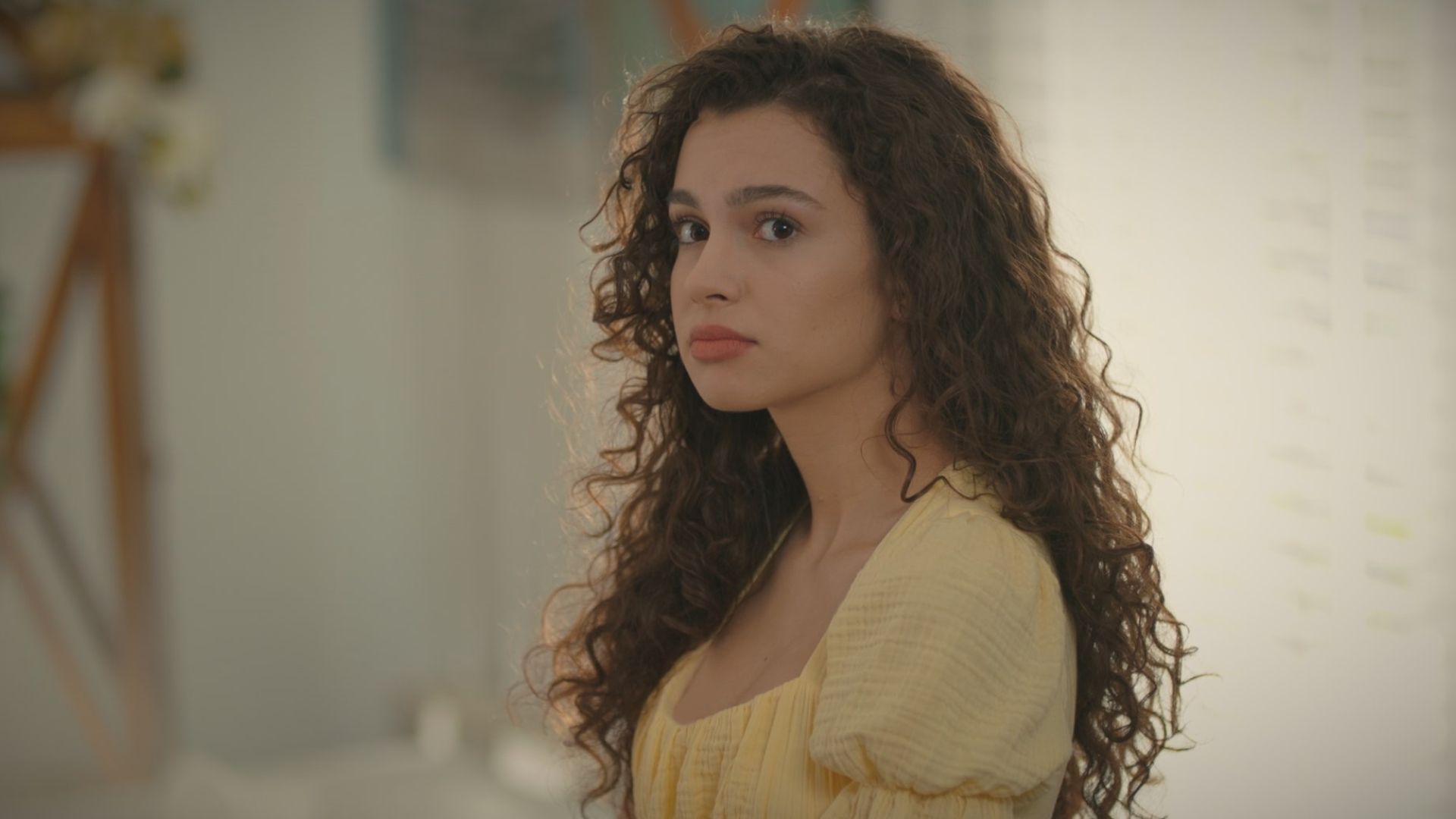 Su Burcu Coskun (Asiye) in una scena di Tutto per la mia famiglia 2