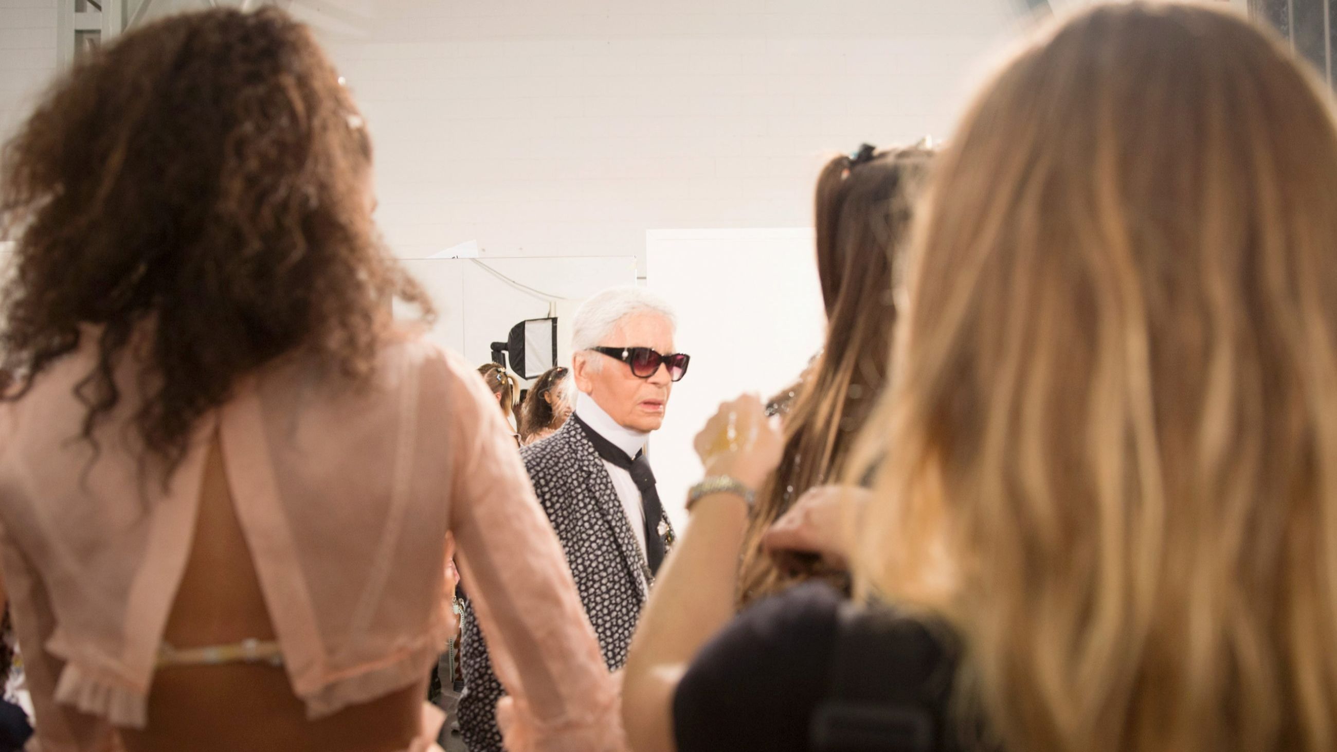 Lo stilista Karl Lagerfeld è stato fotografato nel backstage prima della sfilata di Fendi durante la Settimana della Moda di Milano Primavera/Estate 2017, il 22 settembre 2016 a Milano, Italia - Credits: Getty Images