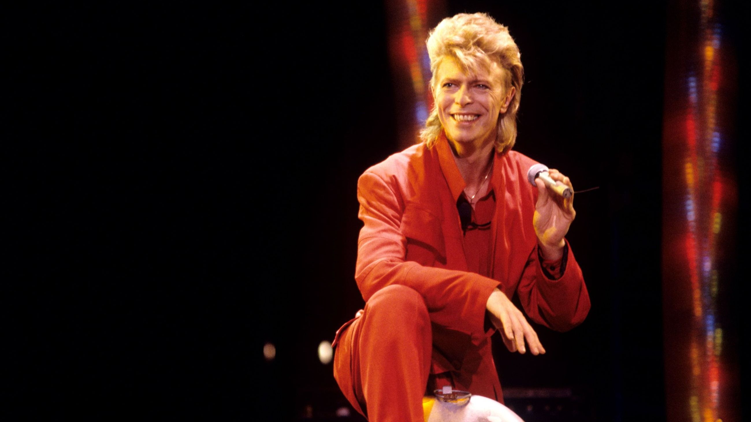David Bowie si esibisce al Giant Stadium di Meadowlands a East Rutherford, nel New Jersey, 1987 - Credits Getty Images