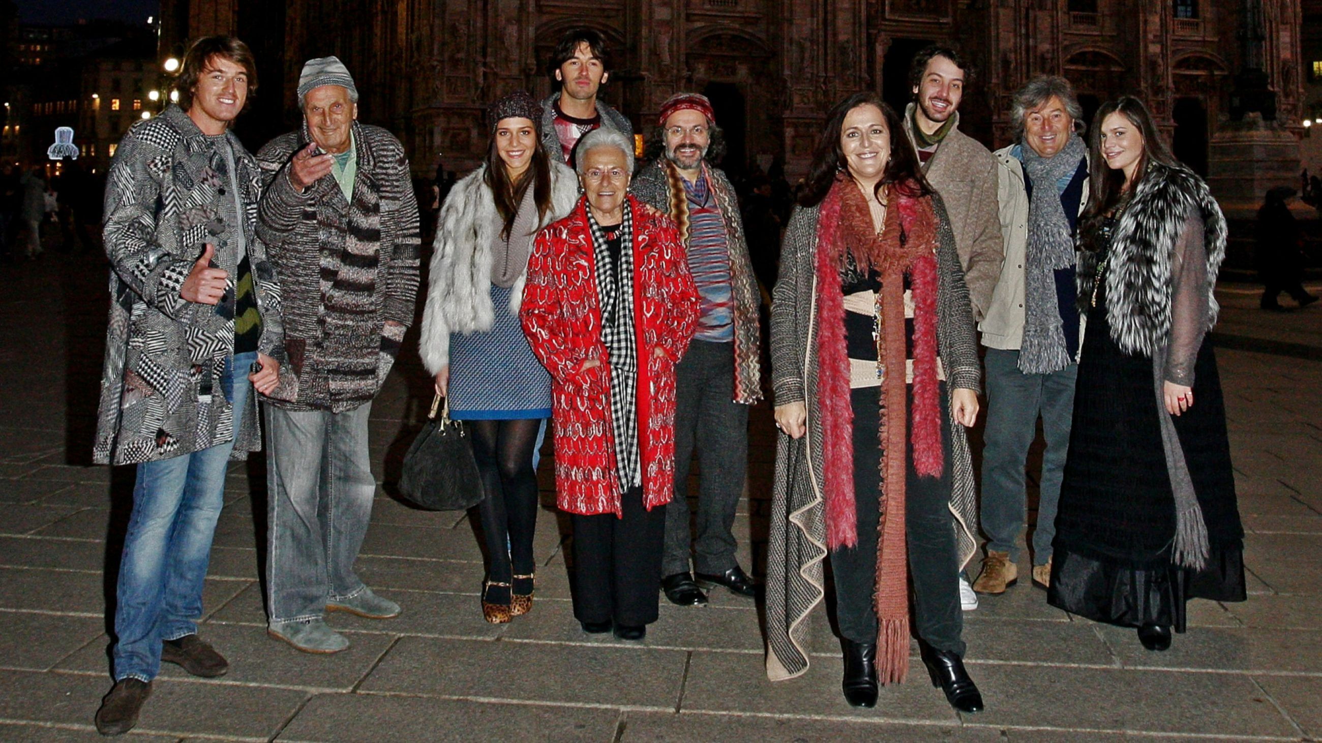 La famiglia Missoni posa davanti al Duomo di Milano durante la Milano Fashion Week Menswear Autunno/Inverno 2010; 15 gennaio 2010, Milano - Credits: Getty Images