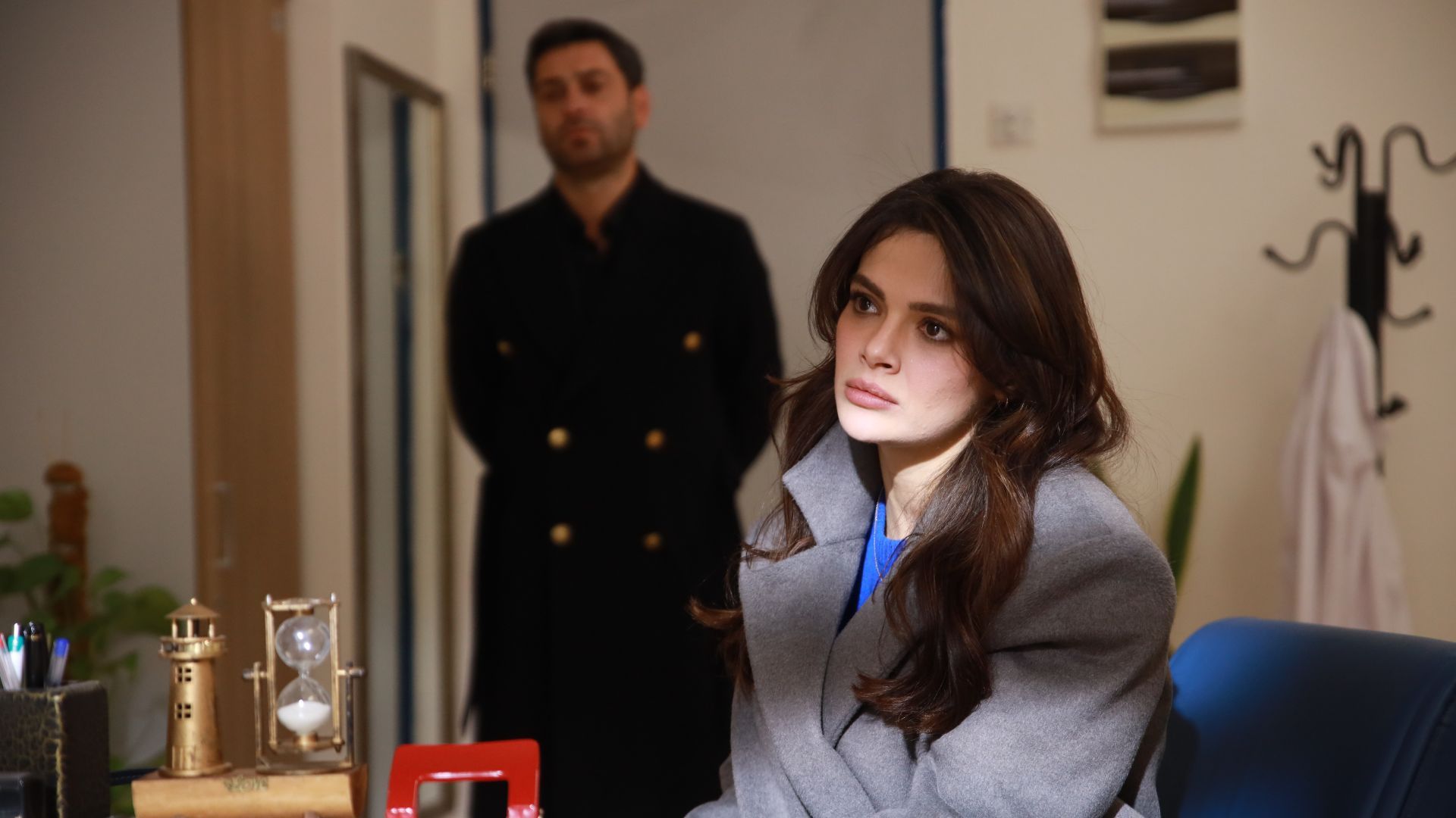 Sinem Unsal (Alya) in una scena di Far away