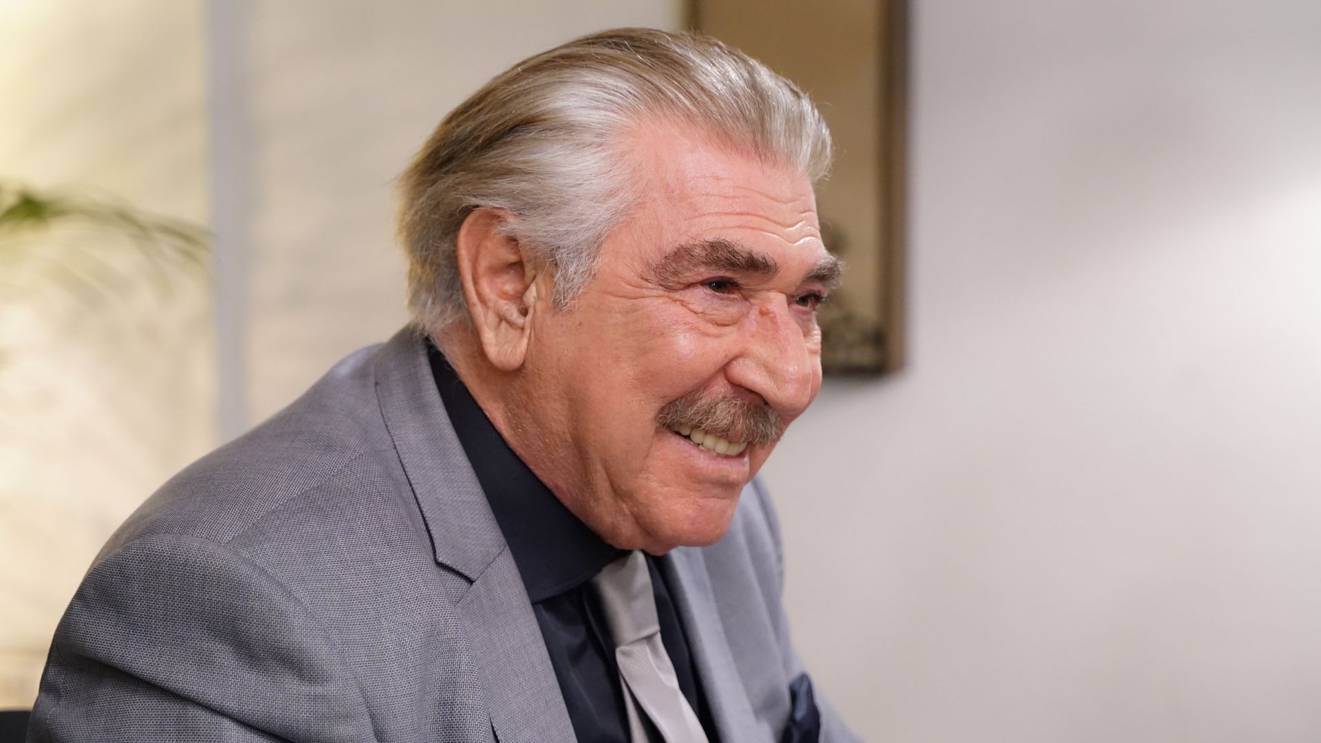 Erdal Ozyagcilar (Hasan Ali) in una scena di Forbidden Fruit 4
