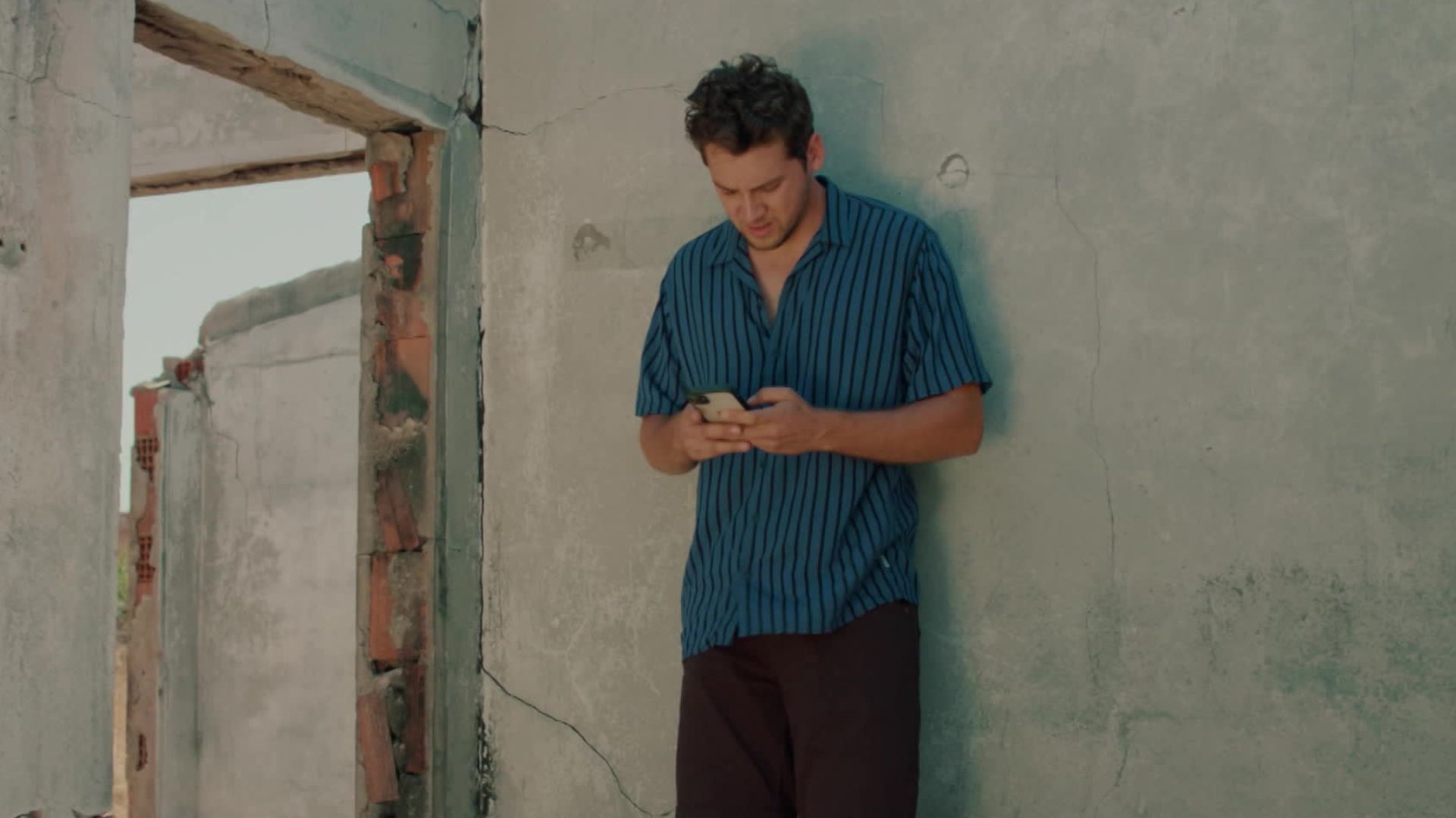 Cem Anil Kenar (Hakan) in una scena di Be My Sunshine