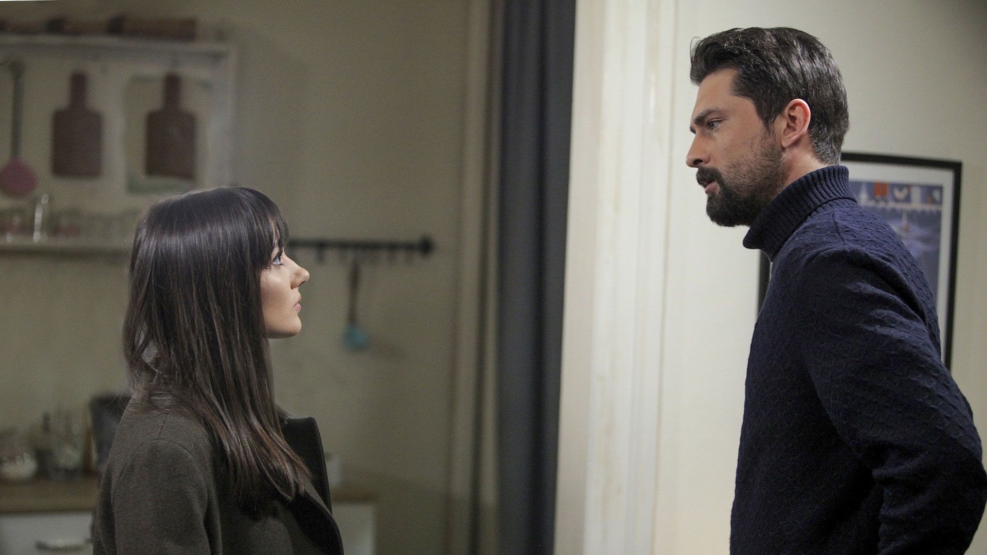 Sevda Erginci (Zeynep Yılmaz) e Onur Tuna (Alihan Taşdemir) in una scena di Forbidden Fruit 2