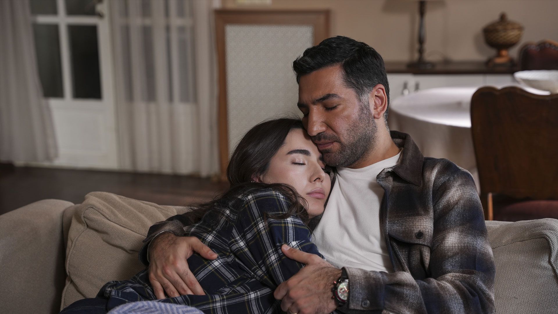 Feyza Sevil Güngör (Oylum Yenersoy) e Berkay Ateş (Kahraman Sarpoğlu) in una scena di Tradimento