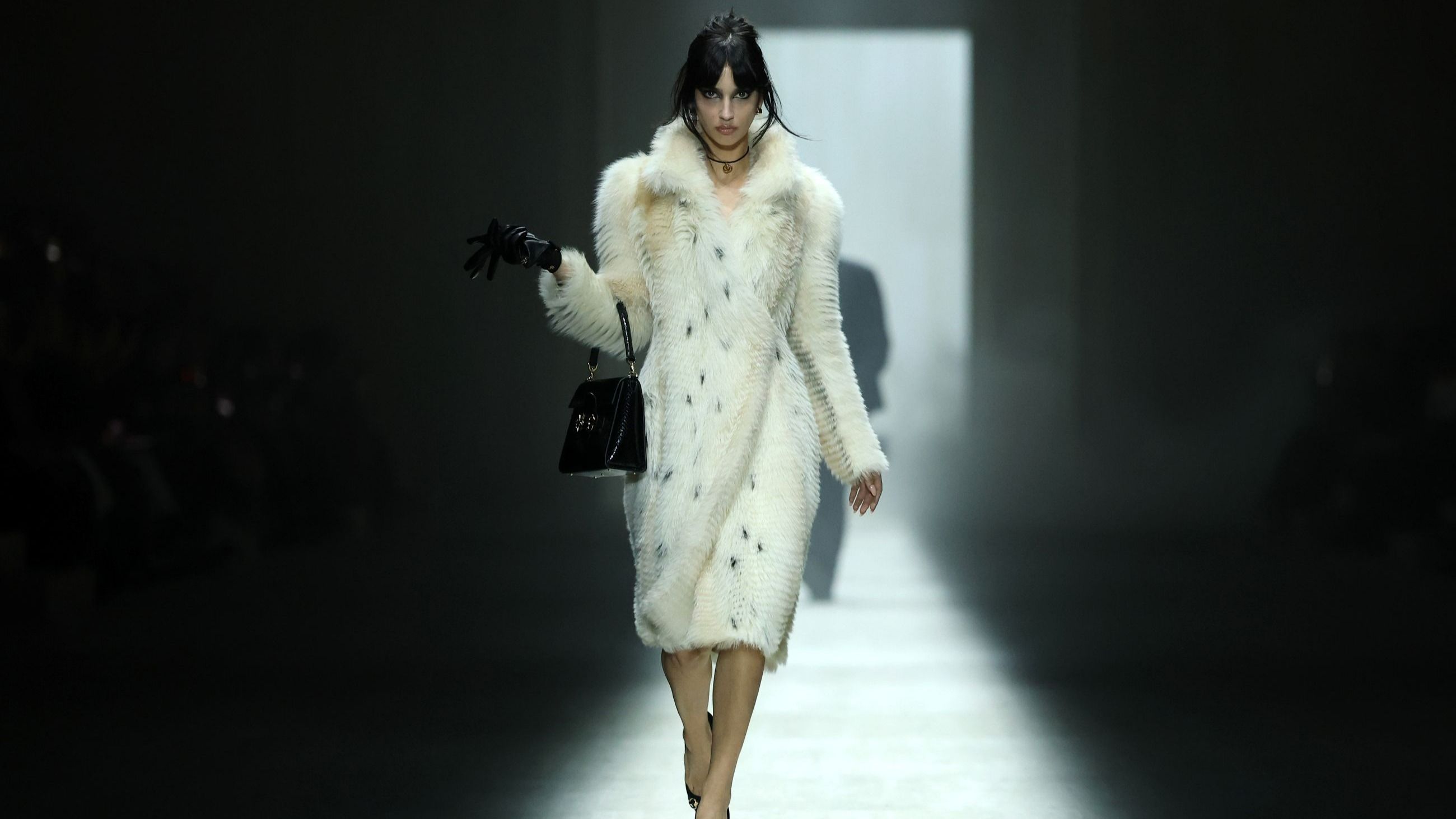 Una modella sfila in passerella alla sfilata Gucci FW26 presso Palazzo delle Scintille il 27 febbraio 2026 a Milano, Italia - Credits: Getty Images