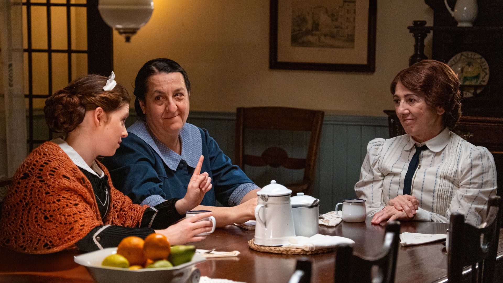 Sara Molina (Maria), Carmen Flores (Simona) e Arantxa Aranguren (Emilia) in una scena de La Promessa.