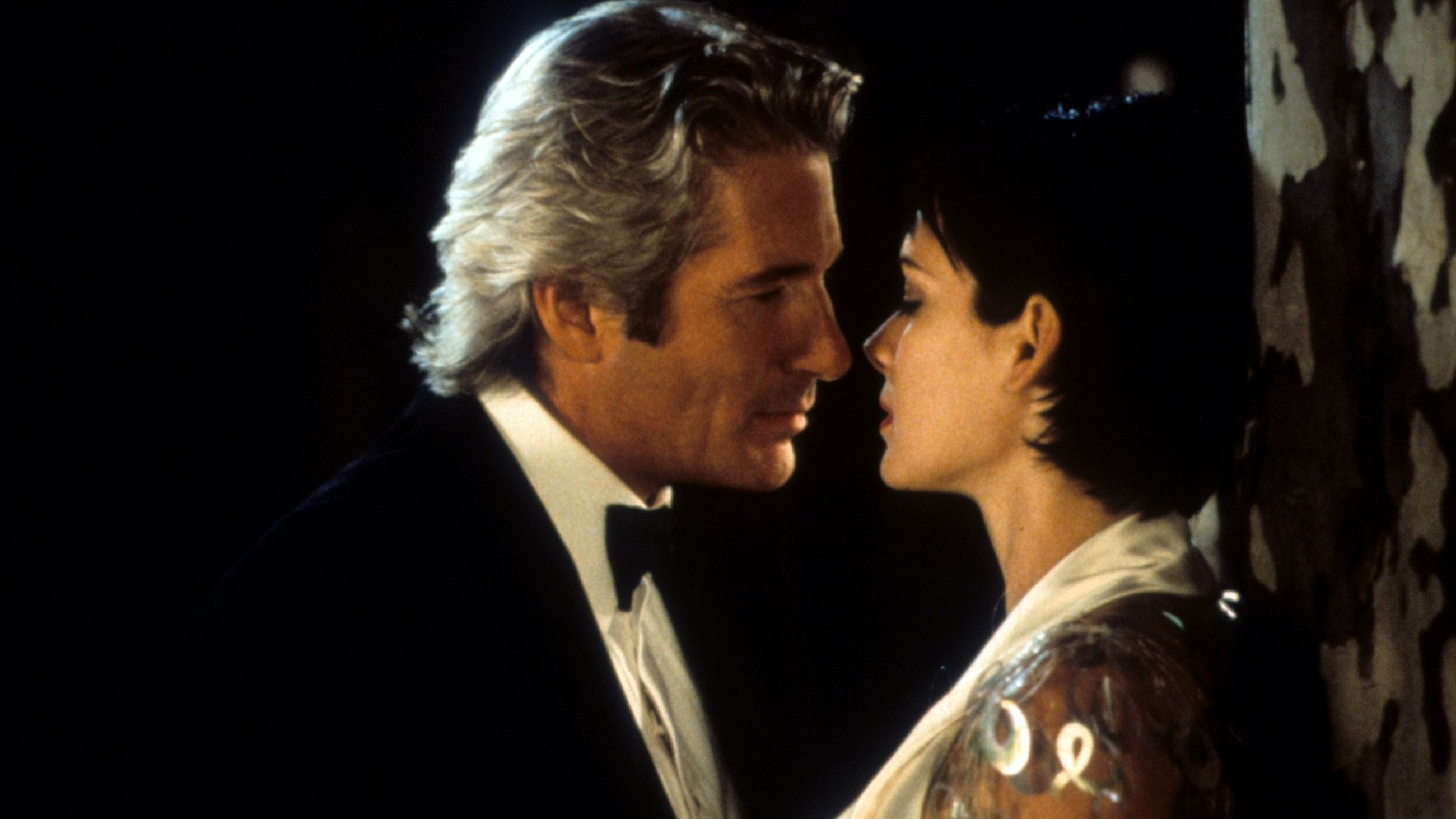 Richard Gere sta per baciare Winona Ryder in una scena del film Autumn in New York, 2000 - Credits: Getty Images