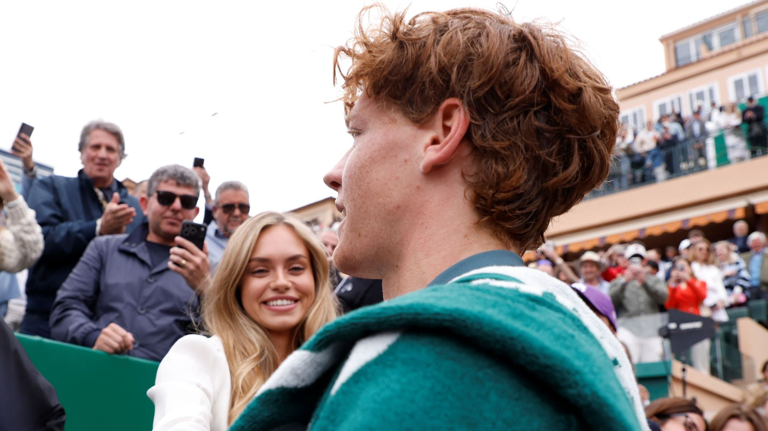 Il vincitore Jannik Sinner festeggia insieme alla sua fidanzata, Laila Hasanovic, dopo la vittoria contro Carlos Alcaraz nella finale maschile dell'ottava giornata del Rolex Monte-Carlo Masters 2026, un torneo ATP Masters 1000 disputato al Monte-Carlo Country Club il 12 aprile 2026 a Roquebrune-Cap-Martin, in Francia, nei pressi di Monte Carlo, Monaco - Credits: Getty Images
