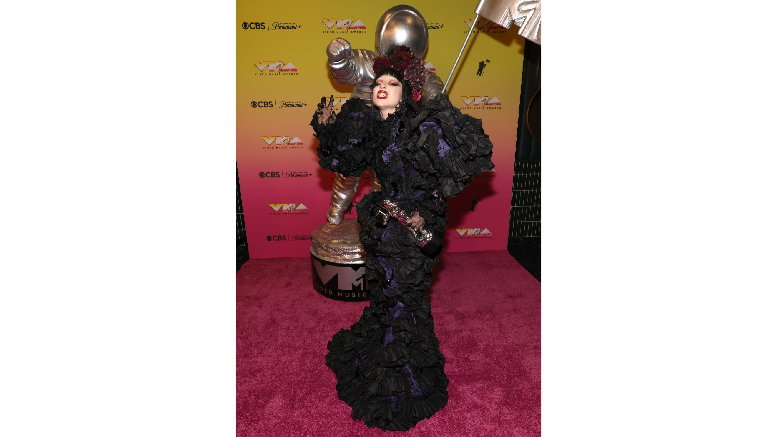 Lady Gaga posa con il premio come “Artista dell’Anno” durante i MTV Video Music Awards 2025.
Credits: Getty Images