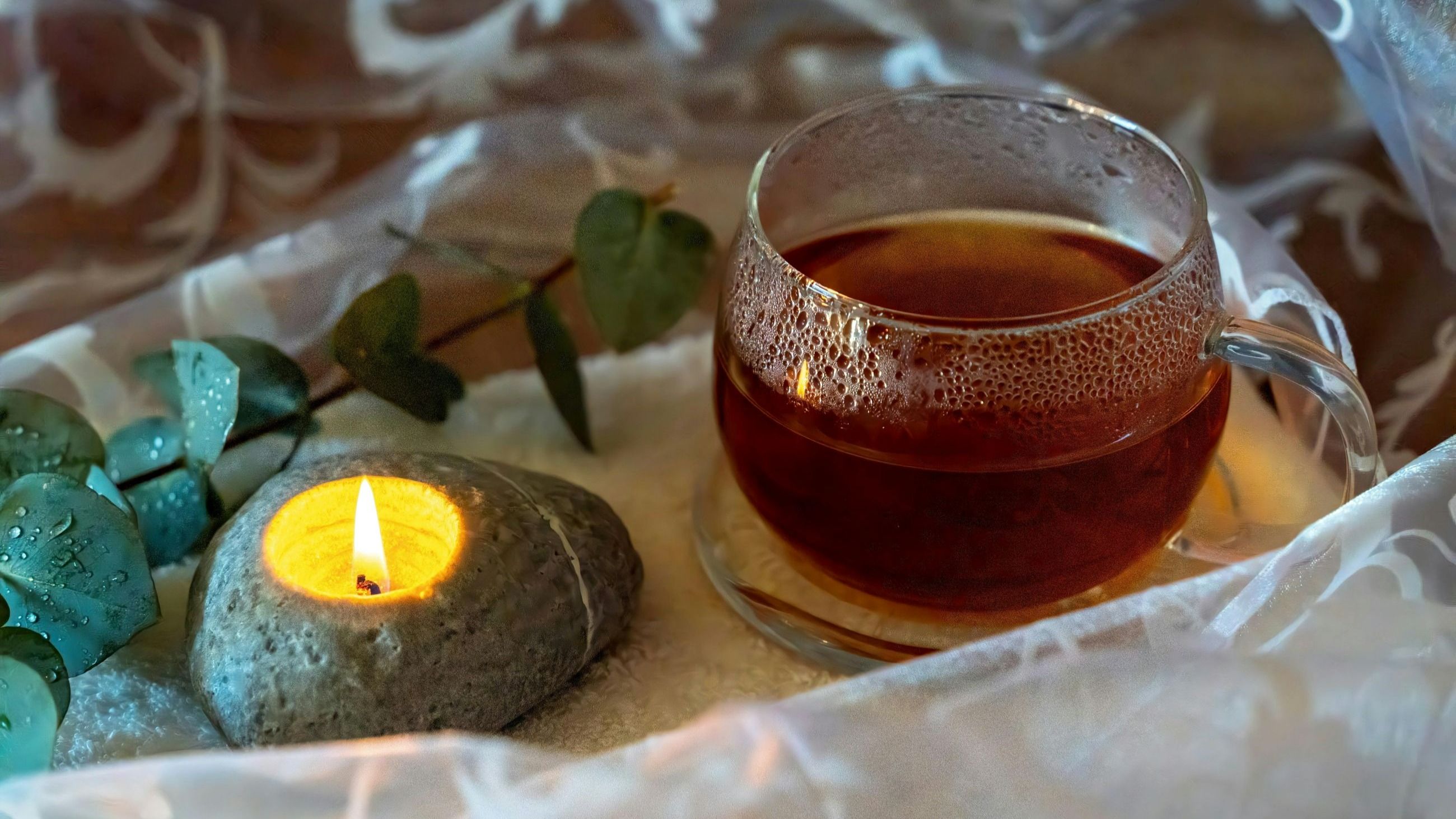 Tè rilassante con candela ed eucalipto