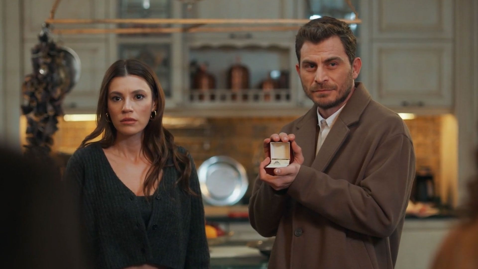 Selim chiede Ceylan di sposarlo in una scena di Racconto di una notte