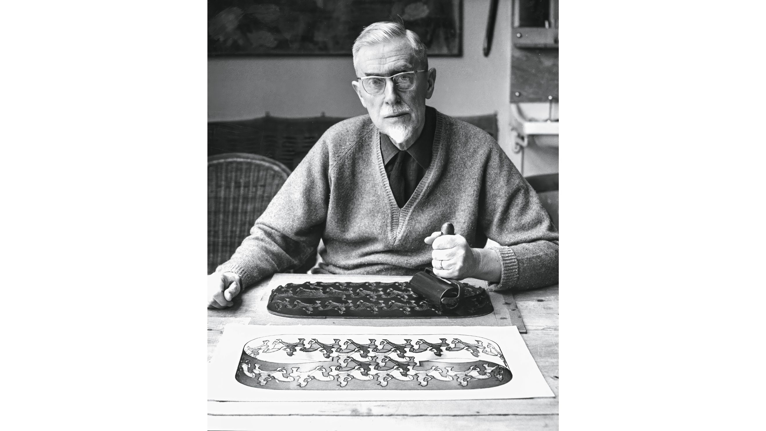 M.C. Escher inchiostra la matrice di Cavalieri, 1946 
Courtesy Press Office