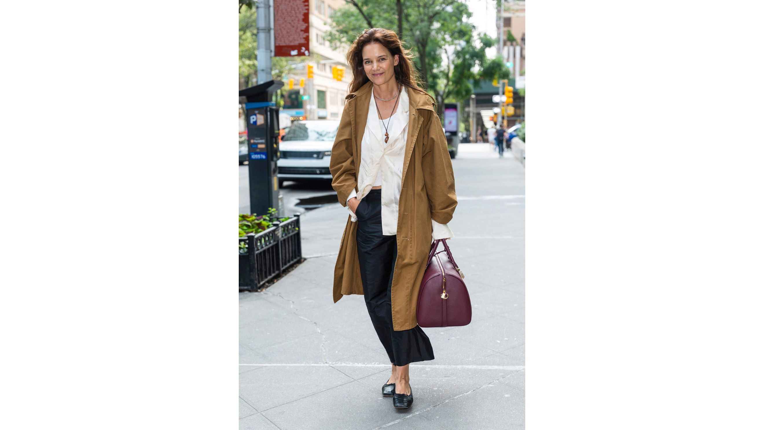 Katie Holmes avvistata per le strade di New York indossa un paio di ballerine nere classiche dando vita ad un look casual - Courtesy Press Office