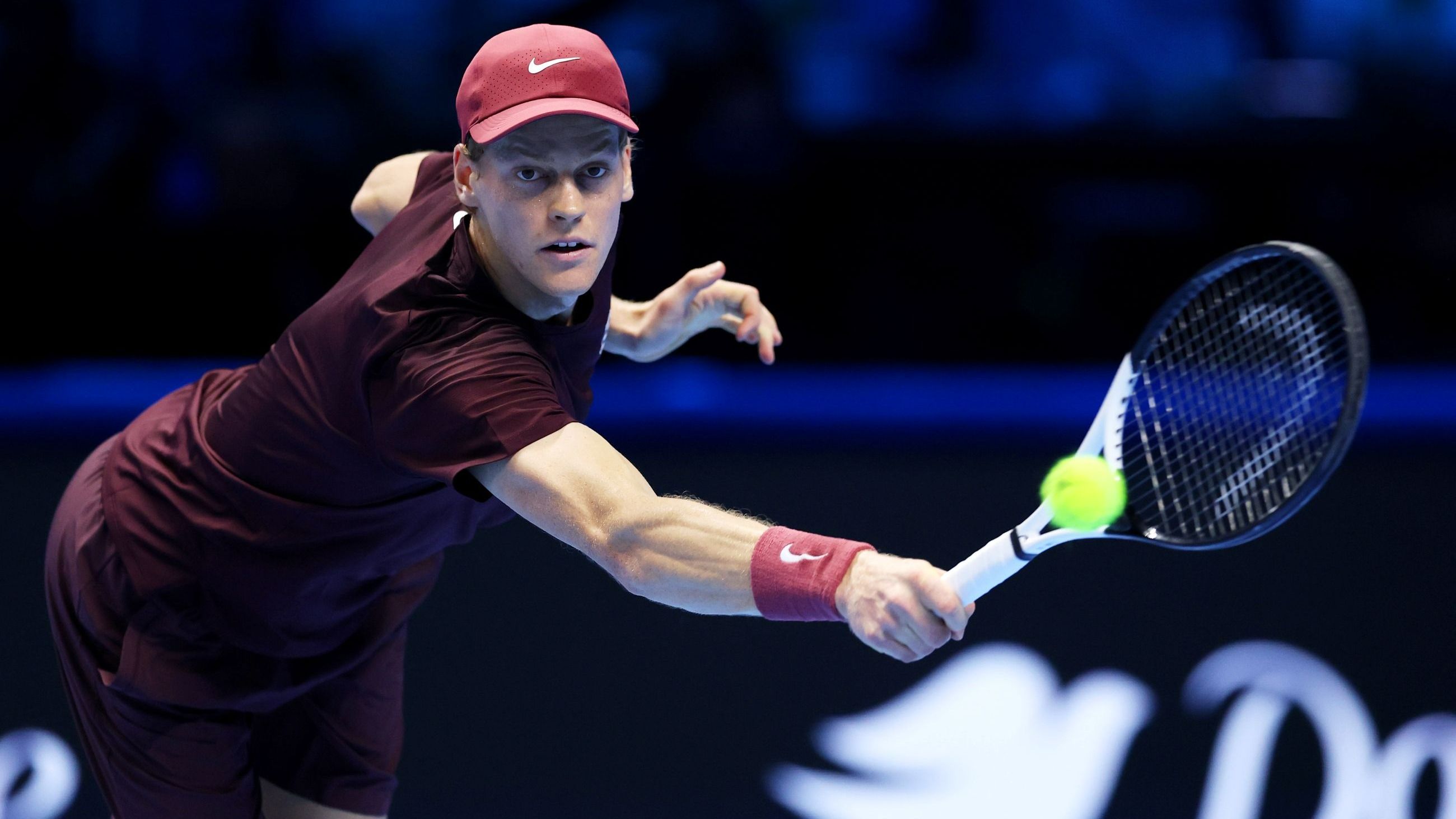 Jannik Sinner esegue un colpo di rovescio durante la finale maschile di singolare contro Carlos Alcaraz nell'ottavo giorno delle Nitto ATP Finals 2025 presso l'Inalpi Arena il 16 novembre 2025 a Torino, Italia - Credits: Getty Images 