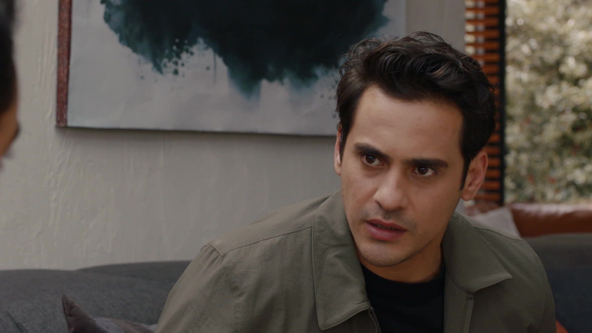 Tolga in una scena di Tradimento