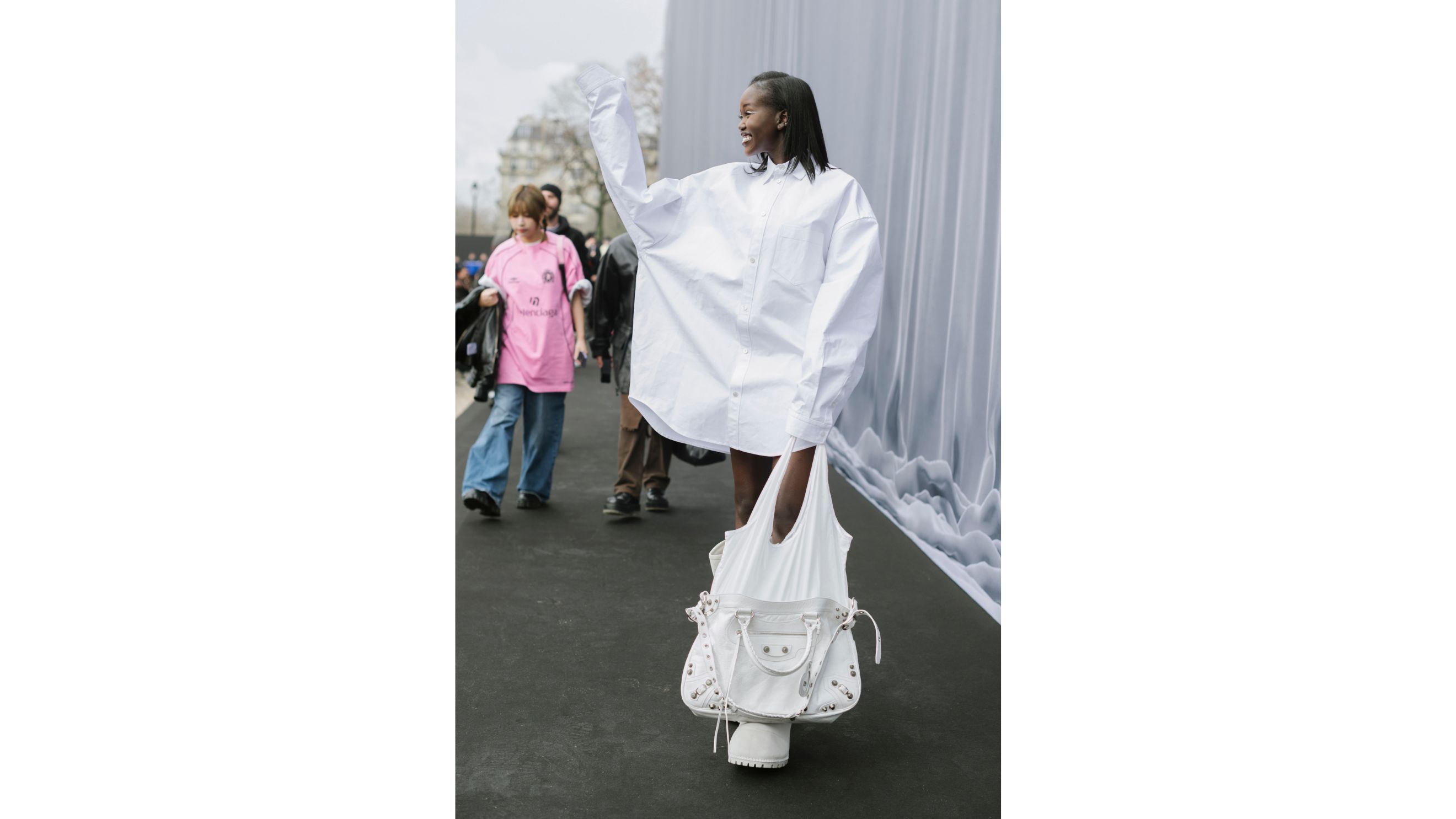 Adut Akech tra le strade di Parigi in occasione dell’ultima Fashion Week 
Credit: Getty Images
