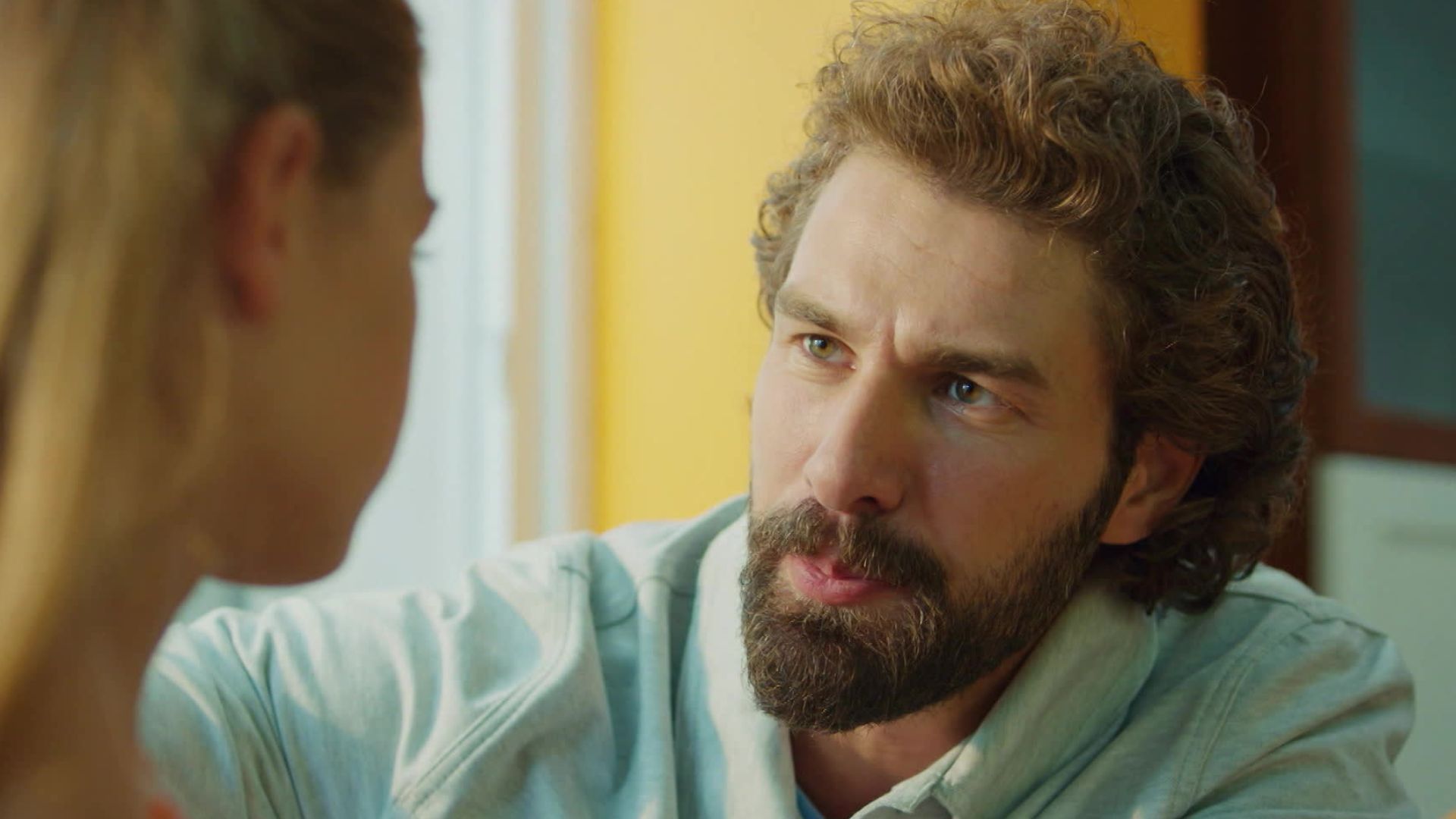 Furkan Palali (Nejat) in una scena di My Sweet Lie
