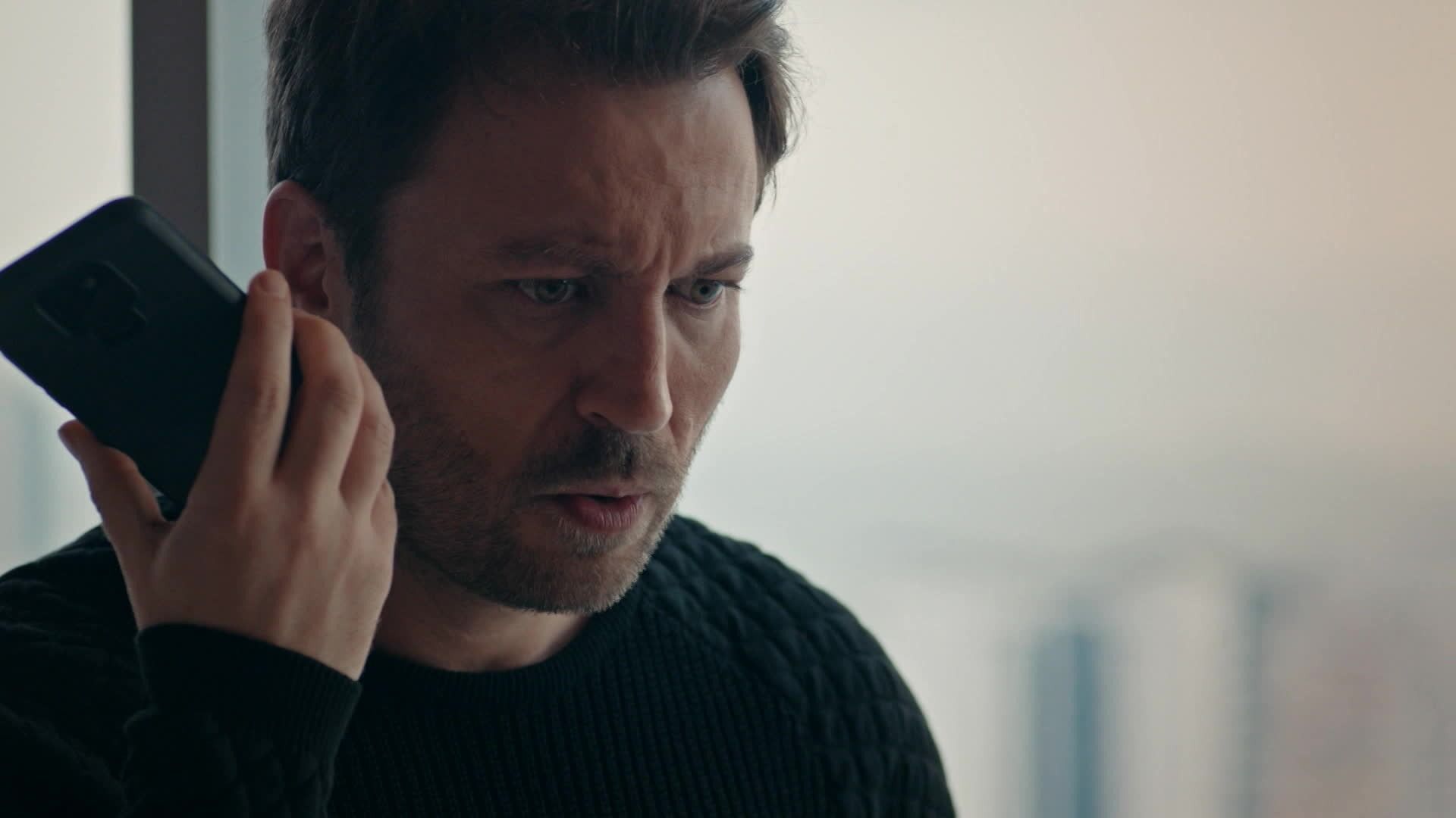 L'attore Tolga Gulec, nei panni di Timur Yuksel, in una scena di Innocence