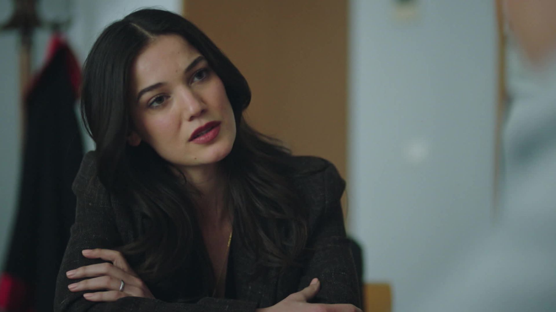 Pinar Deniz (Ceylin) in una scena di Segreti di famiglia 2 