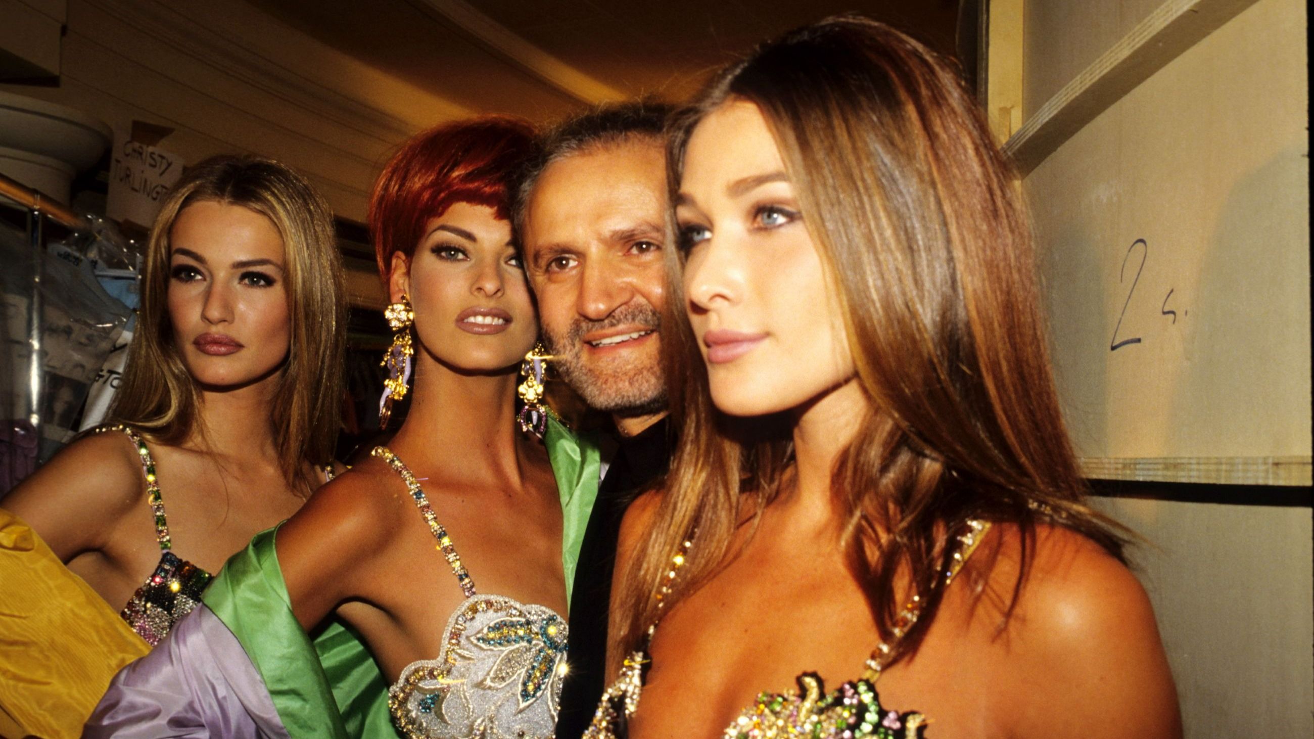 Karen Mulder, Linda Evangelista, Gianni Versace e Carla Bruni al Versace High Fashion Show di Parigi, 1992 