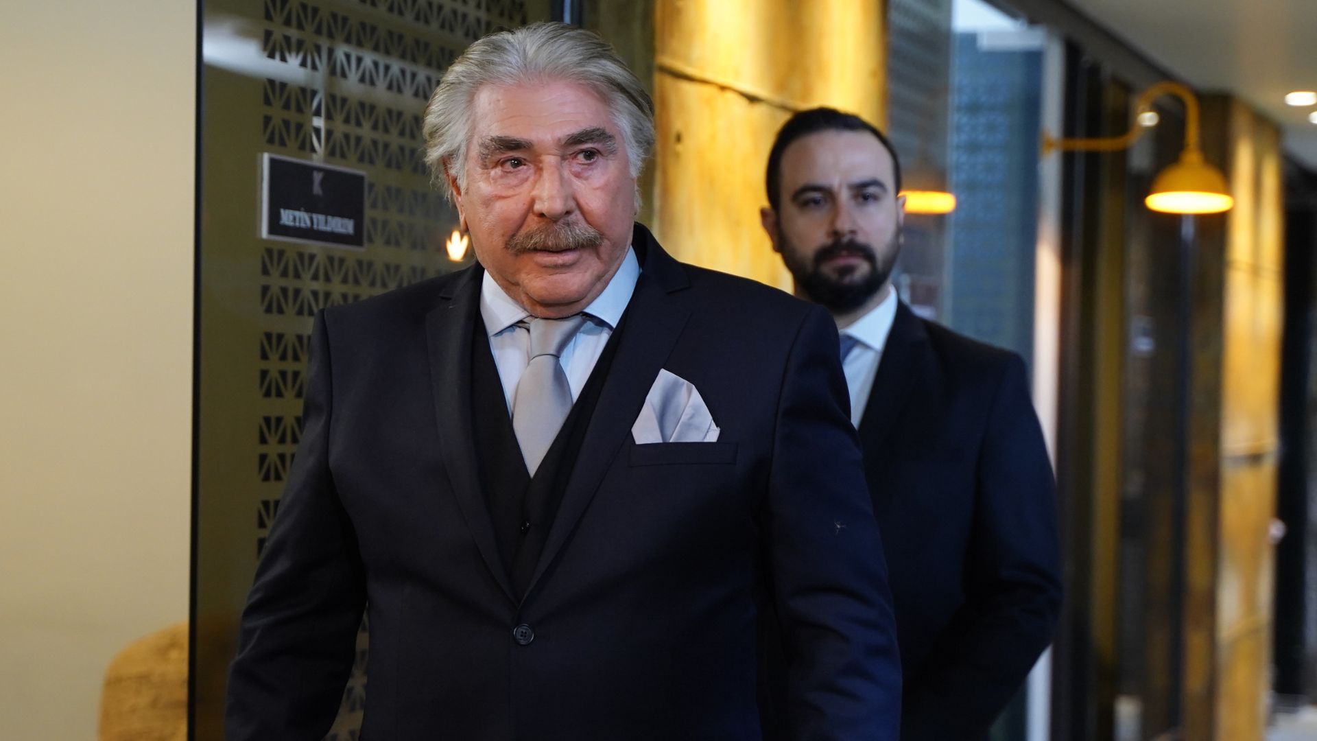 Erdal Ozyagcilar (Hasan Ali) in una scena di Forbidden Fruit 4