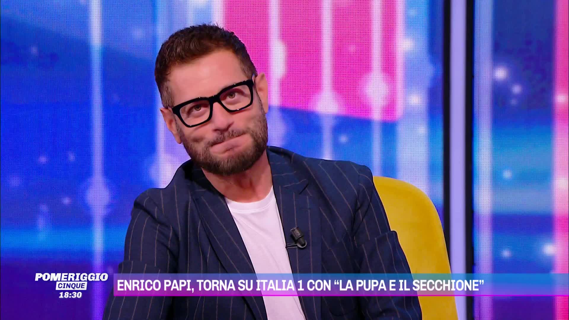 Enrico Papi presenta a Pomeriggio Cinque la nuova edizione de La Pupa e il Secchione