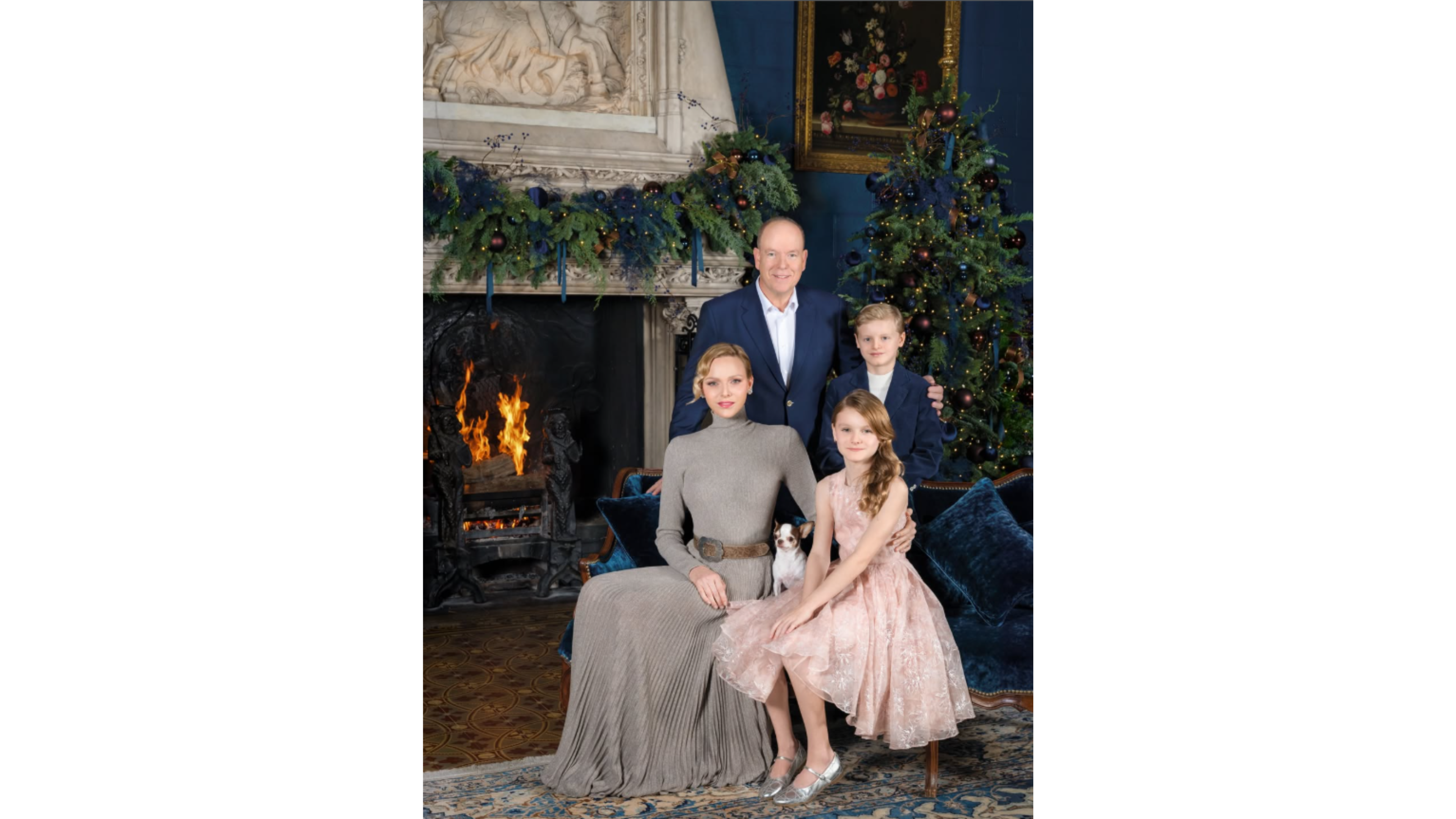 La famiglia Grimaldi di Monaco nel ritratto di auguri per il 2025. Con loro anche il cagnolino, a pieno titolo membro della famiglia (Crediti: Instagram)