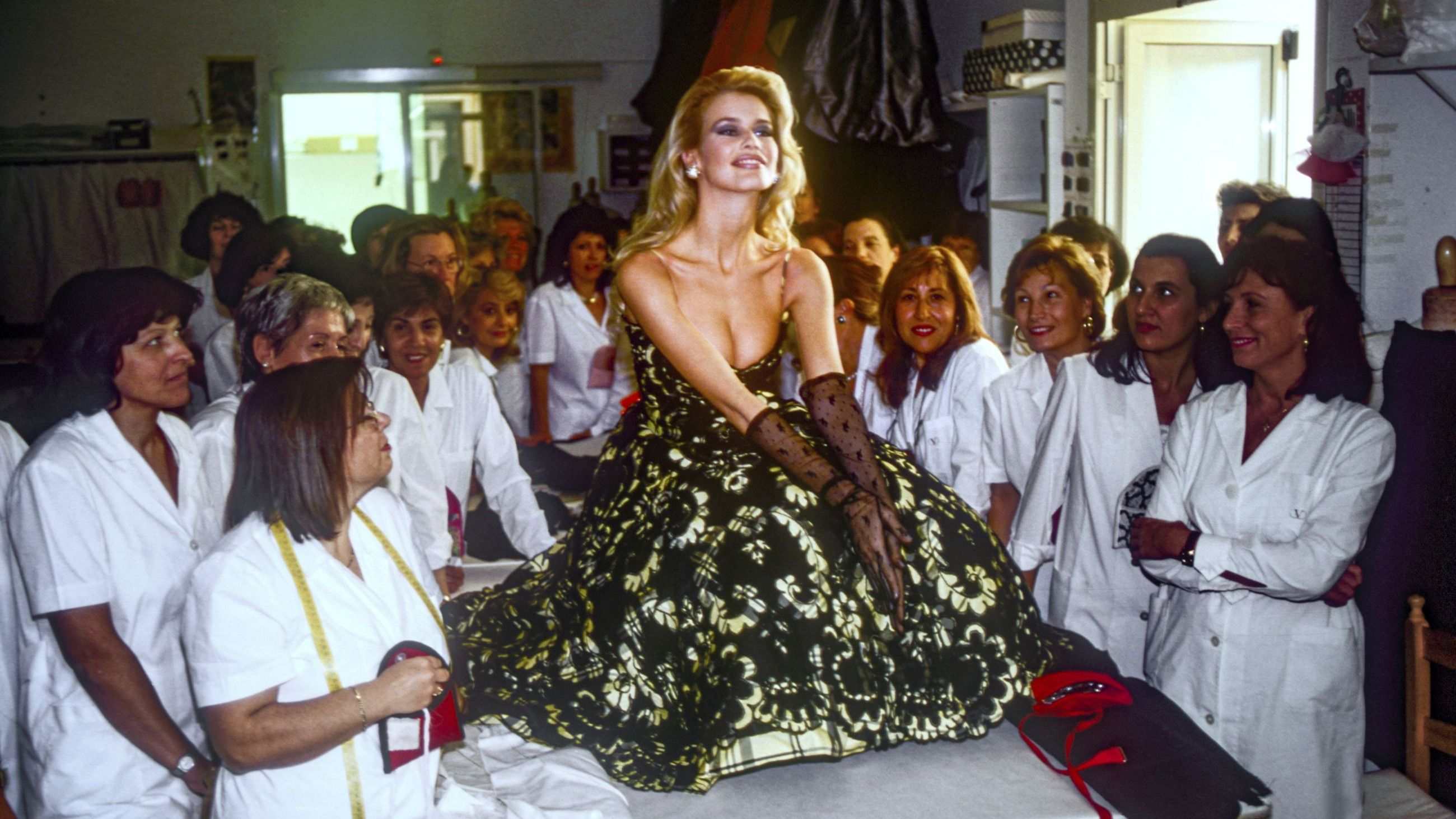 Claudia Schiffer circondata dalle sarte di Valentino nella sede della maison in Piazza Manganelli a Roma - Credits Agf