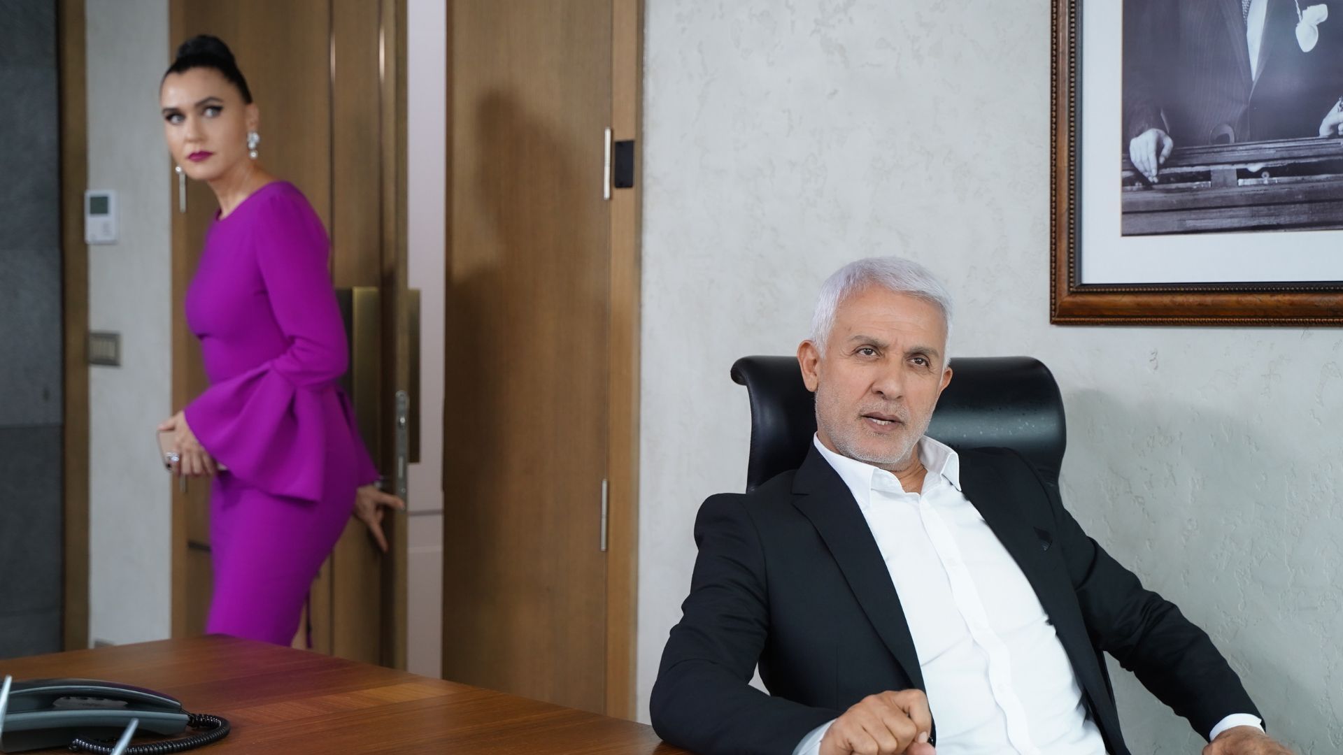 Talat Bulut (Halit) e Sevval Sam (Ender) in una scena di Forbidden Fruit 4