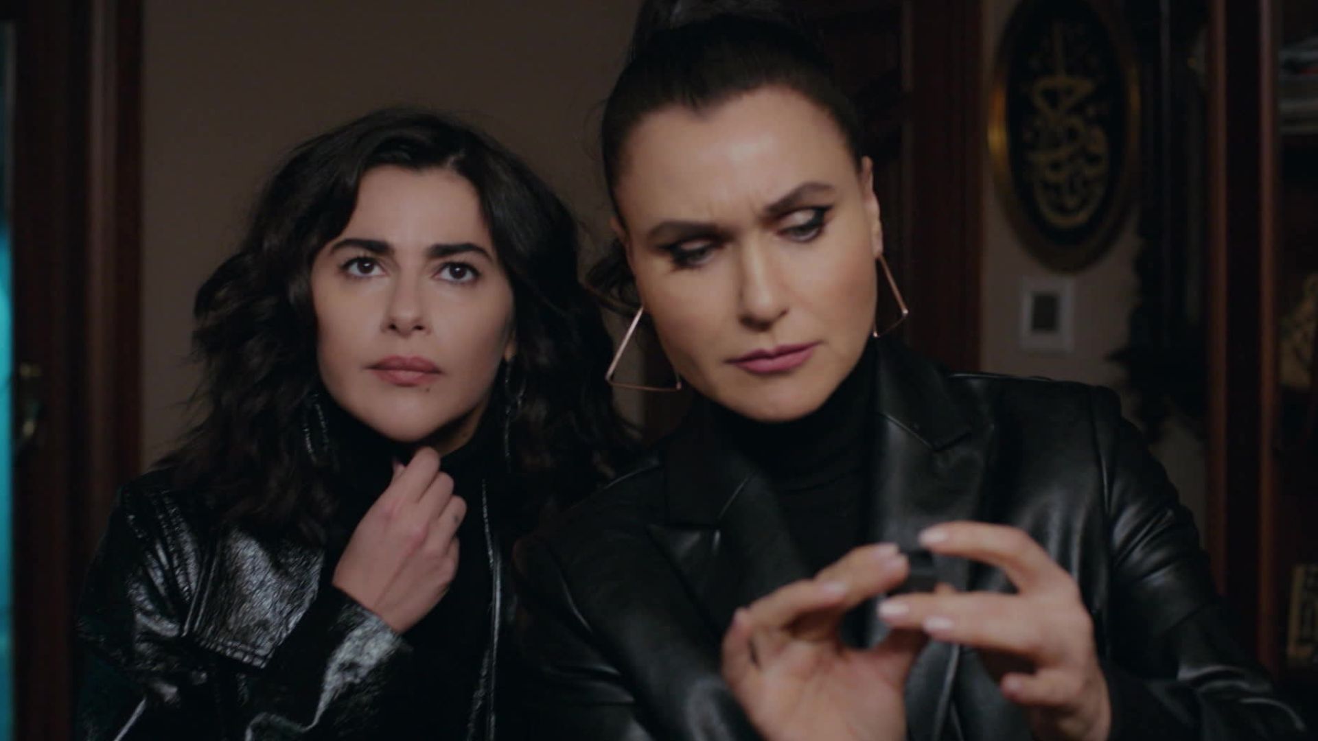 Nesrin Cavadzade (Sahika) e Sevval Sam (Ender) in una scena di Forbidden Fruit 4