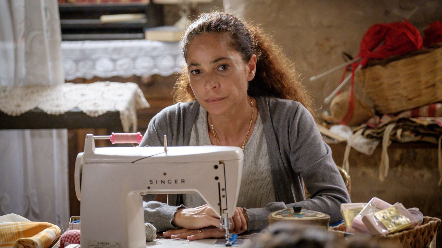 Simona Cavallari in Storia di una famiglia perbene 2