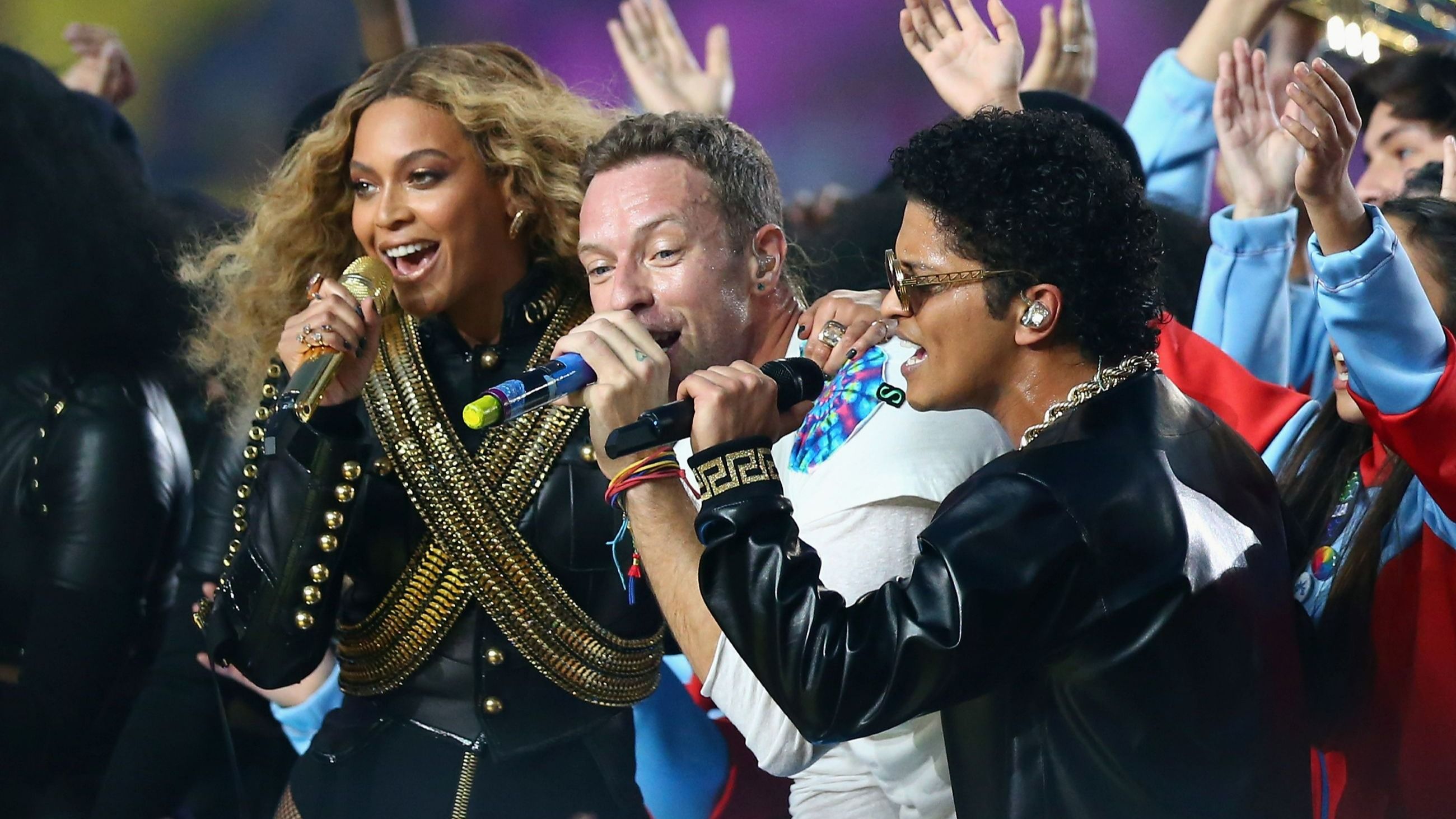 Beyoncé, Chris Martin dei Coldplay e Bruno Mars si esibiscono durante lo Pepsi Super Bowl 50 Halftime Show al Levi's Stadium, nel 2016 a Santa Clara
Credits: Getty Images