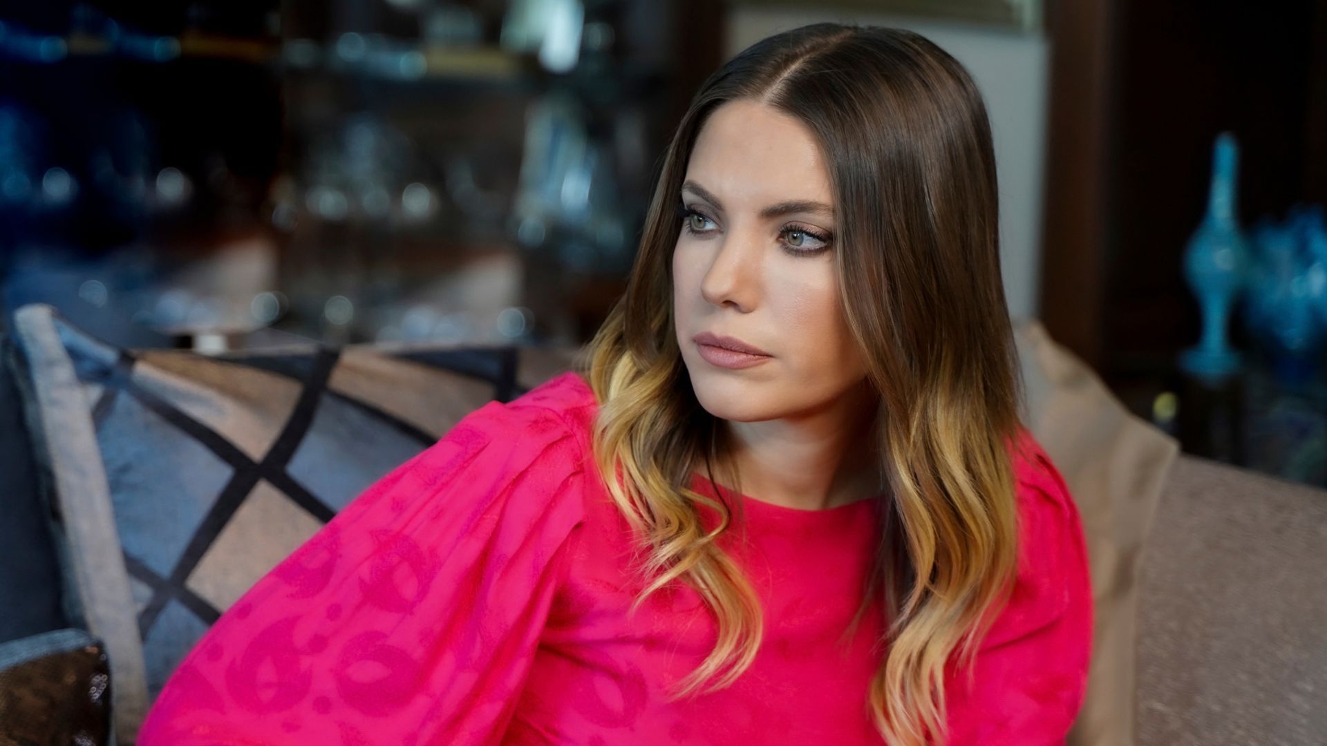 Eda Ece (Yildiz) in una scena di Forbidden Fruit 4