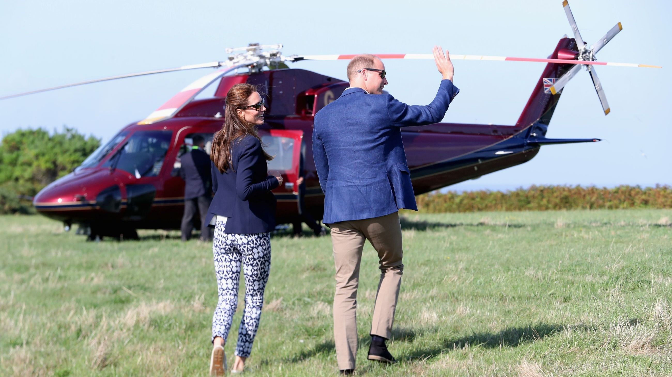 Il principe William, Duca di Cambridge, e Catherine, Duchessa di Cambridge, salutano con la mano mentre si dirigono verso l'elicottero reale dopo aver visitato l'isola di St Martin's, nelle Isole Scilly, il 2 settembre 2016 a St Martin's, in Inghilterra. La visita del Duca e della Duchessa alle Isole Scilly era stata rinviata quella mattina a causa del maltempo - Credits: Getty Images