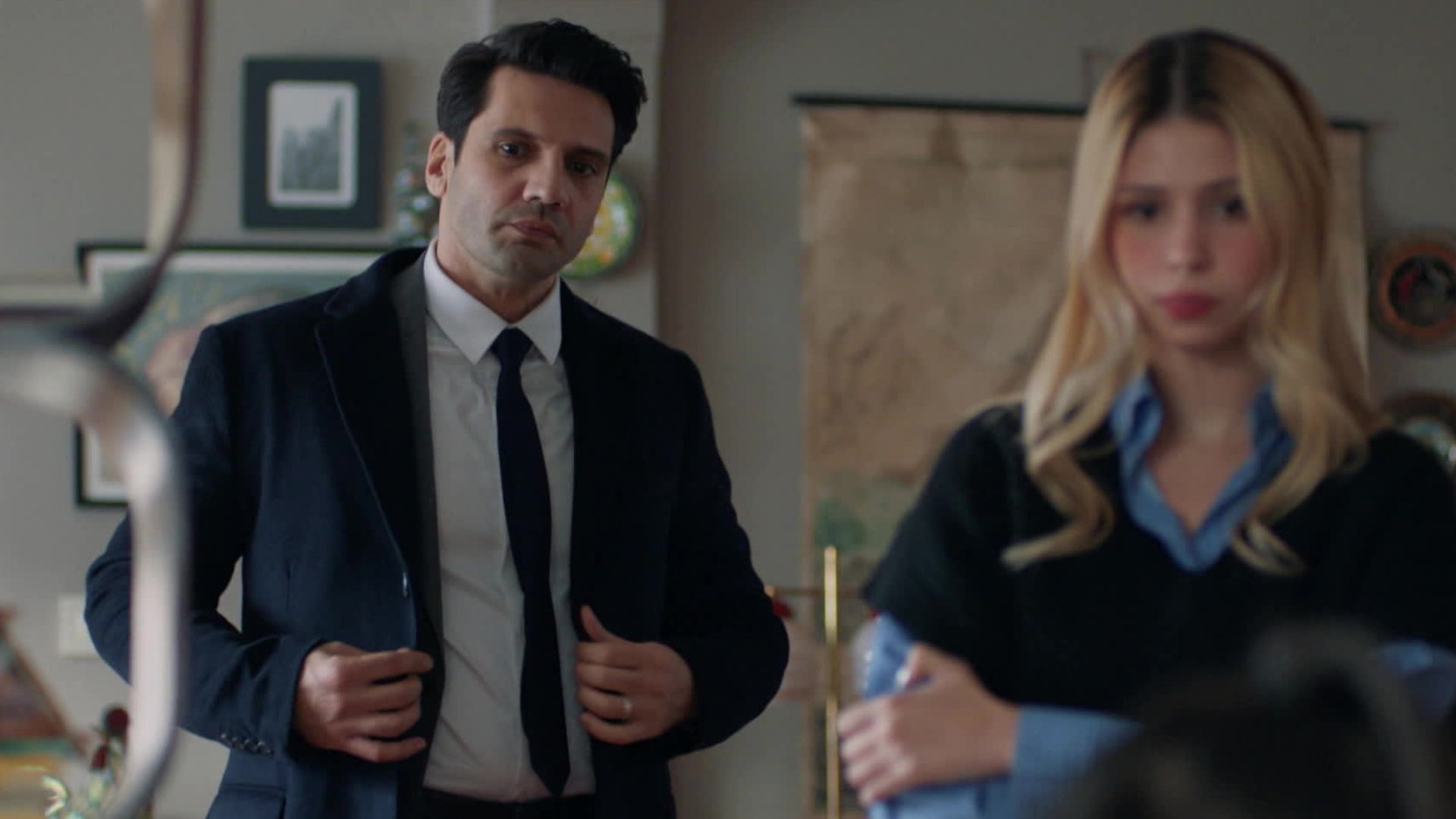 Ilgaz e Parla in una scena di Segreti di famiglia 3