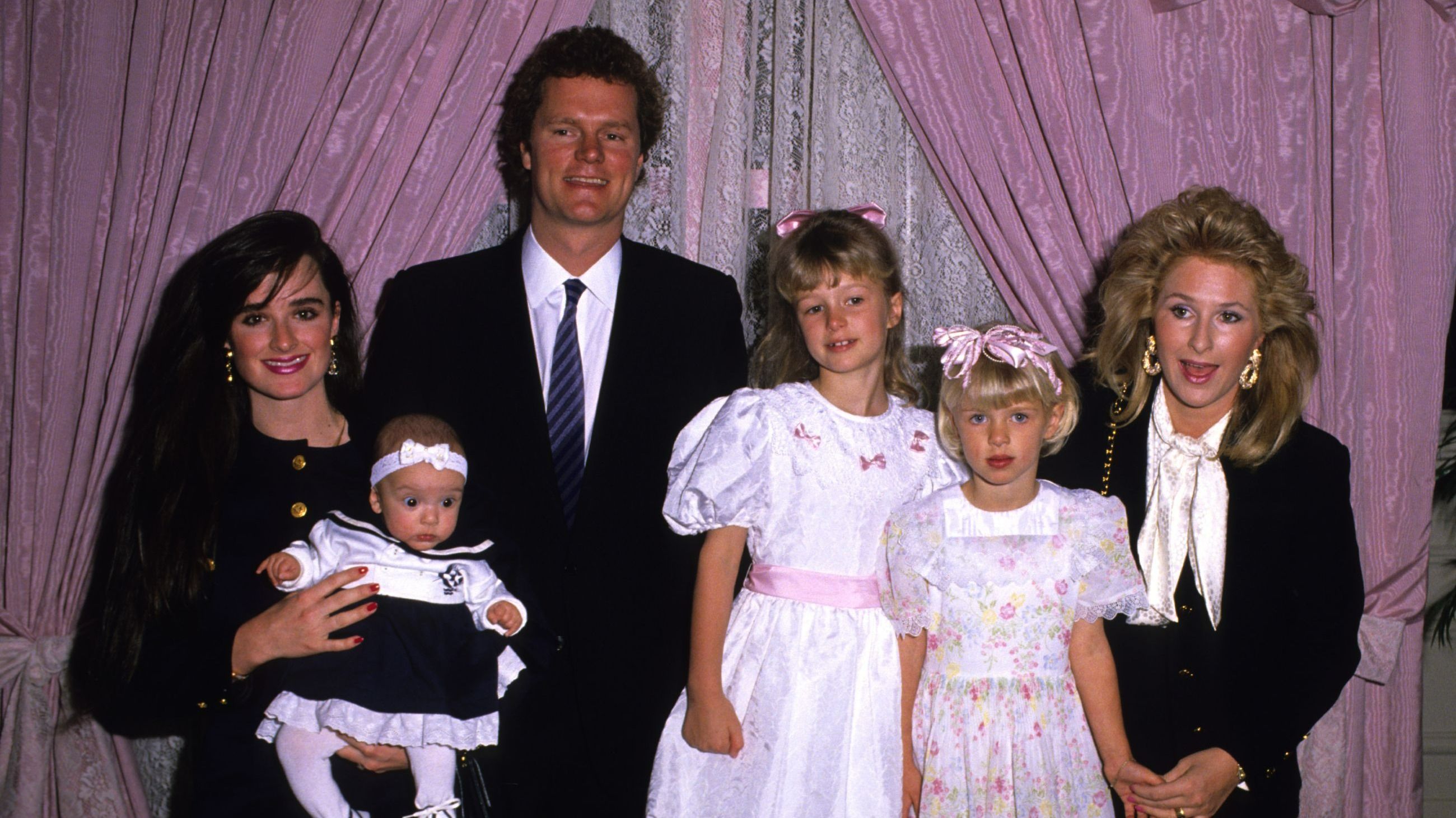 Kyle Richards e la figlia Farrah, Rick Hilton, Paris Hilton, Nicky Hilton e Kathy Hilton
Credits: Getty Images