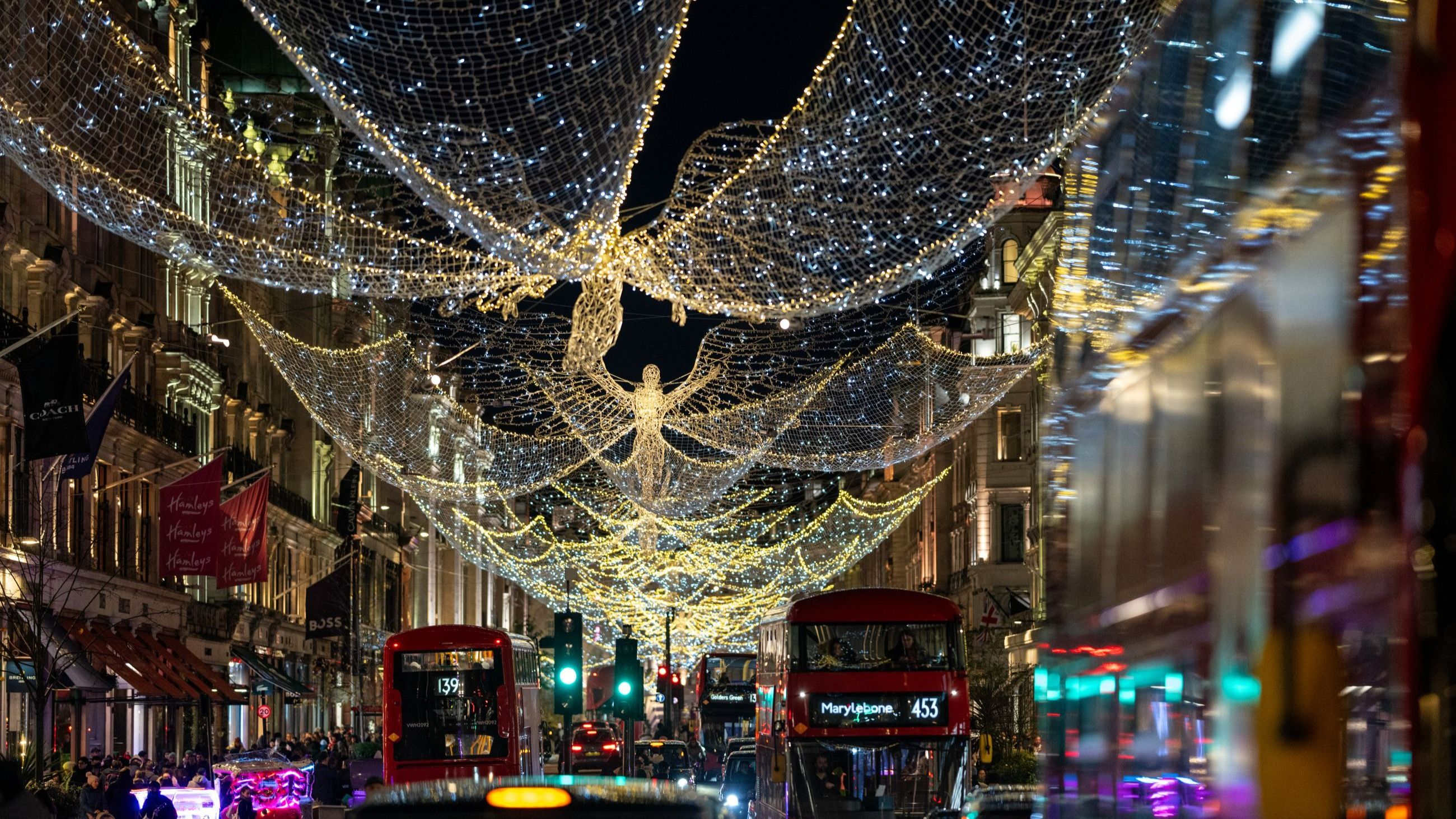 Le luci di Natale vengono esposte lungo Regent Street il 20 novembre 2024 a Londra, in Inghilterra. La stagione natalizia a Londra viene celebrata con festose illuminazioni in tutta la città, che iniziano a novembre e continuano fino al nuovo anno - Credits: Getty Images
