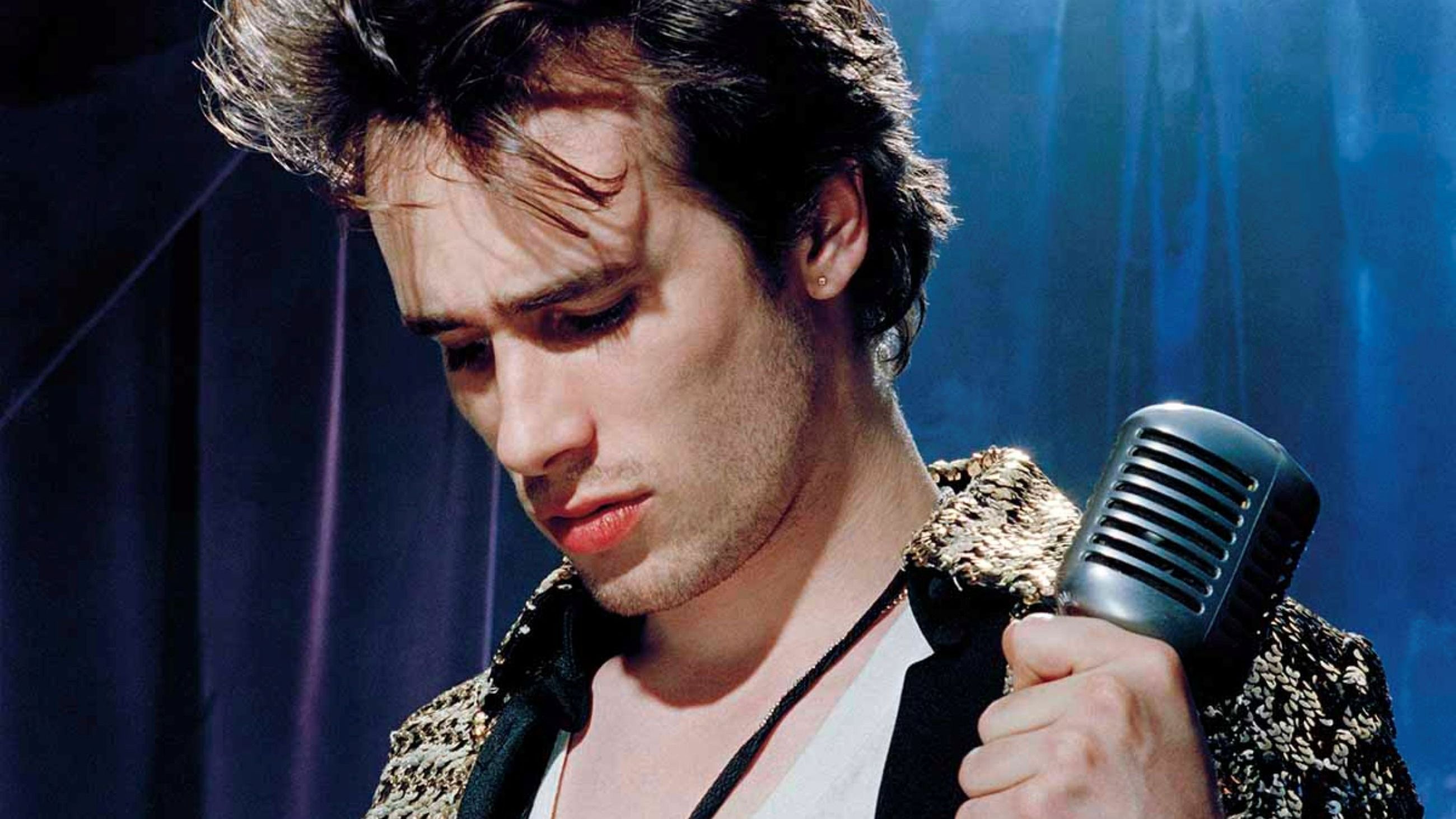 Jeff Buckley fotografato da Merri Cyr: uno sguardo abbassato, la voce sospesa tra fragilità e leggenda – Crediti: Merry Cyr/Wall of Sound Gallery
