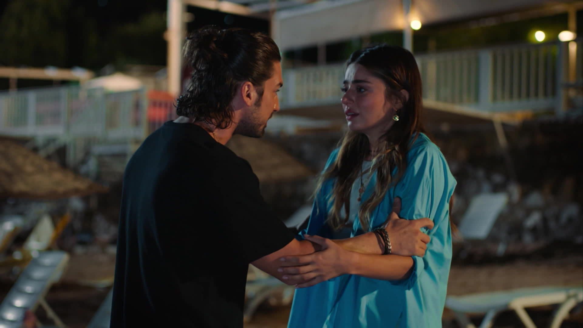 Ayca Aysin Turan (Haziran) e Alp Navruz (Poyraz) in una scena di Be My Sunshine.