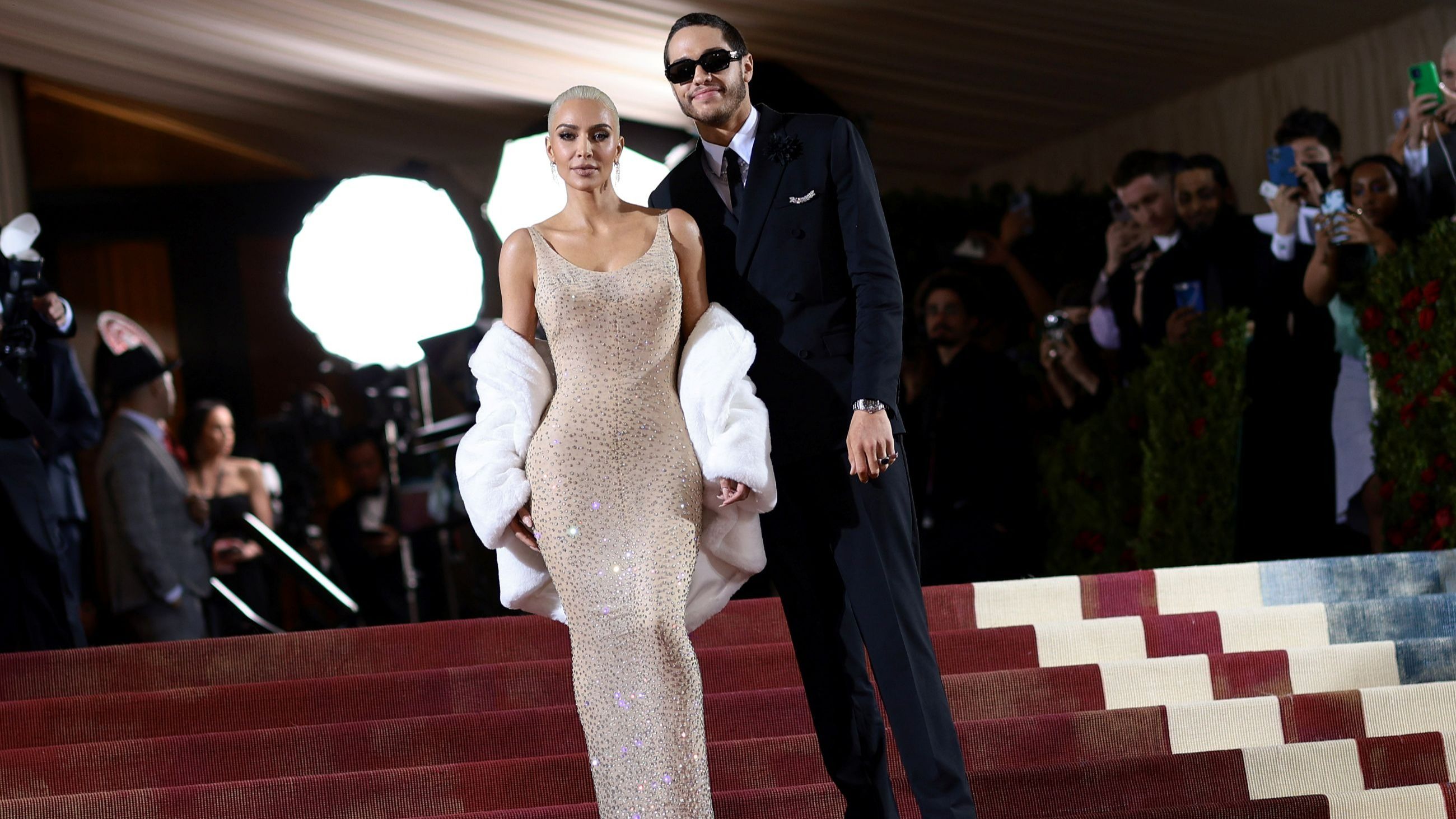 Kim Kardashian sul red carpet del Met Gala del 2022 con lo stesso abito utilizzato 60 anni prima da Marilyn Monroe per augurare «Buon compleanno» all'allora presidente degli Stati Uniti - Credits Getty Images